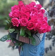 25 ярко розовых роз "Пинк Флойд" 50 - 80 см