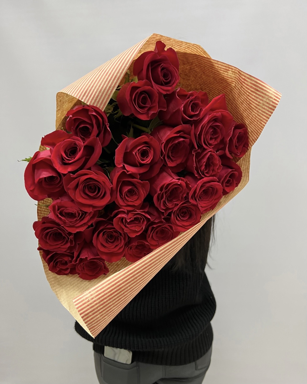 Крупный план бутона розы Фридом 70 см