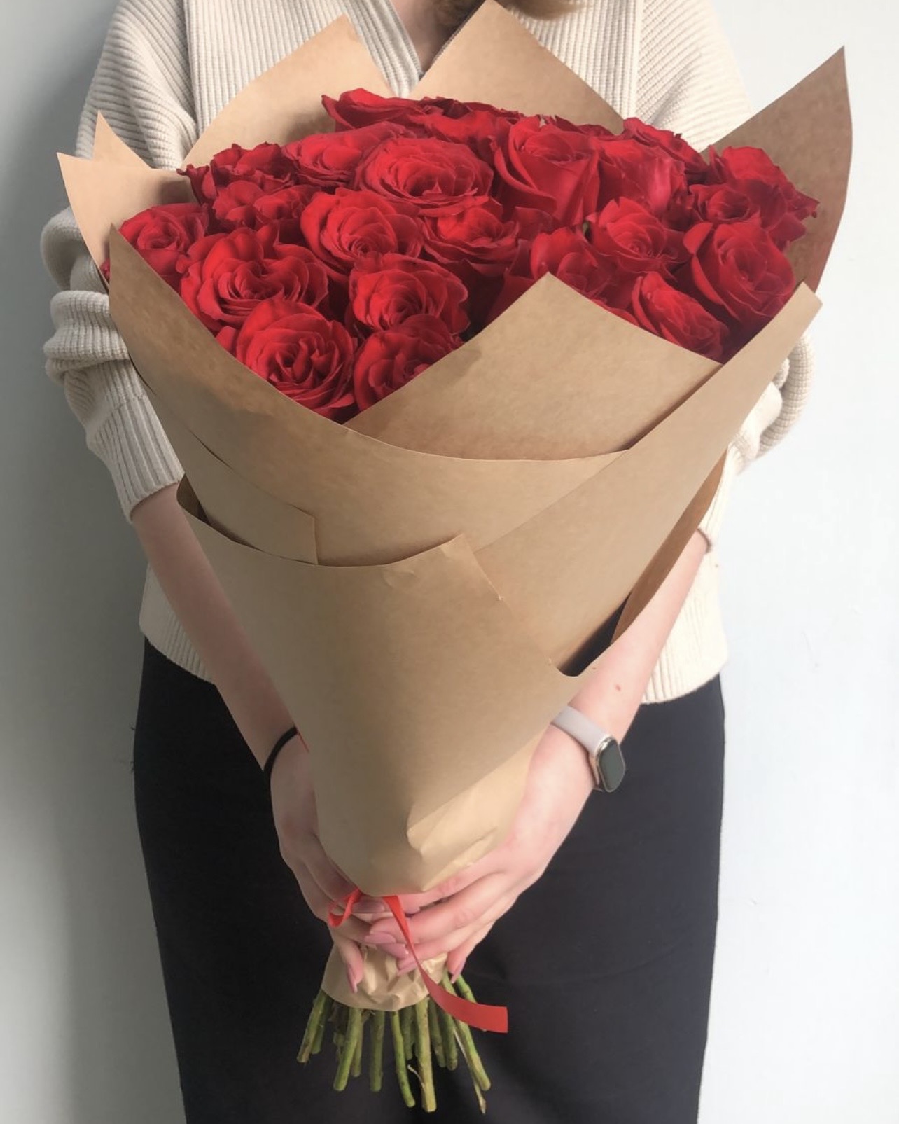 Сравнение розы Фридом 70 см с обычной розой