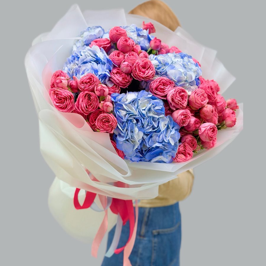 Букет пионовидных роз и гортензии