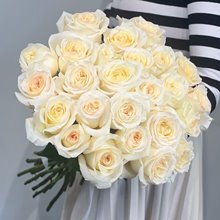 25 пионовидных роз Кандилайт