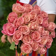 Купить 25 розовых роз 60 см