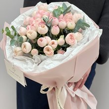 11 пионовидных кустовых роз Мэнсфилд Парк с эвкалиптом