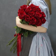 Букет 15 красных роз в упаковке 60 см