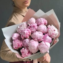 Букет 15 пионов в упаковке