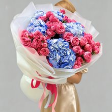 Букет пионовидных роз и гортензии