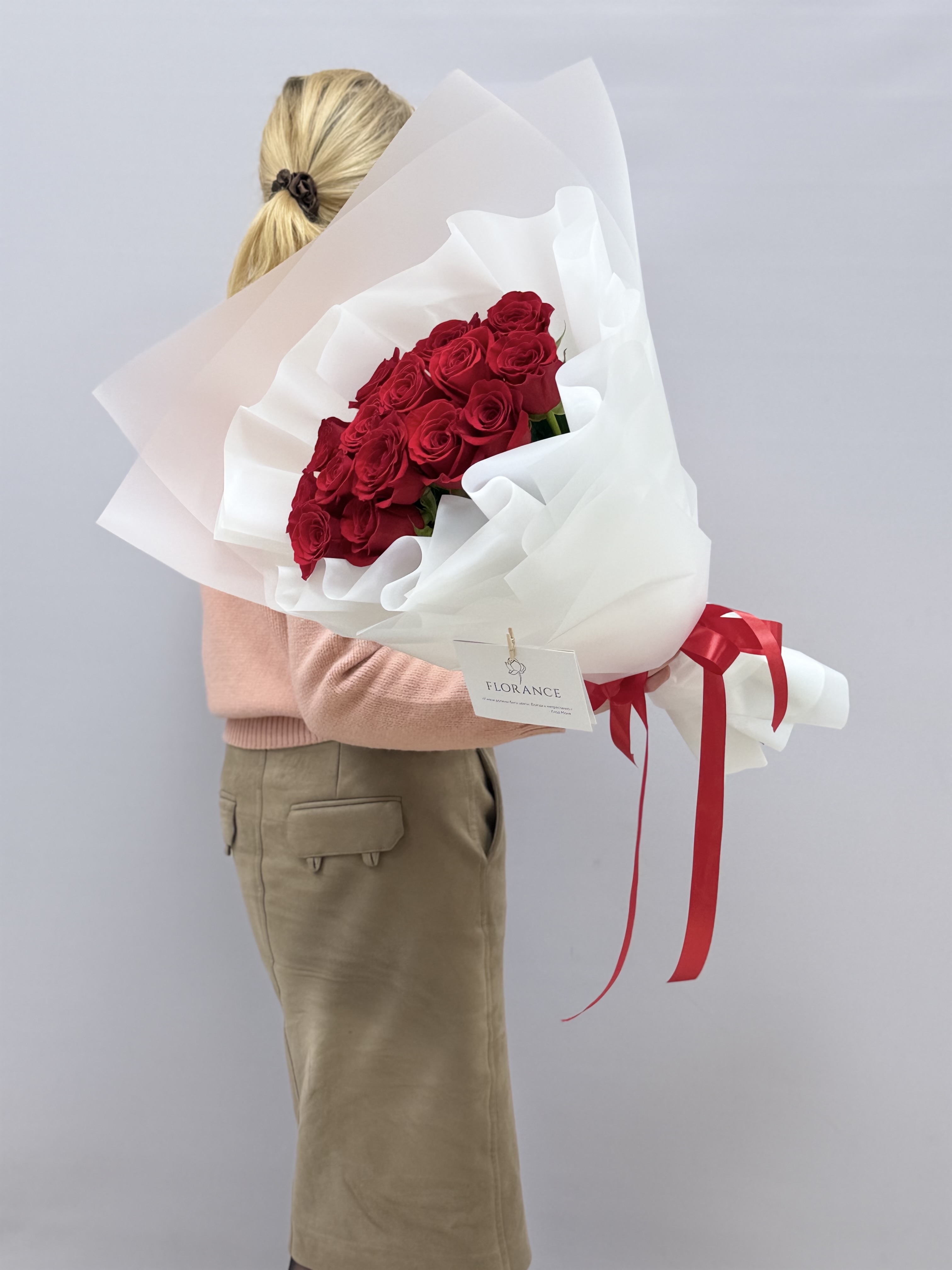 15 красных роз Фридом в упаковке общий вид