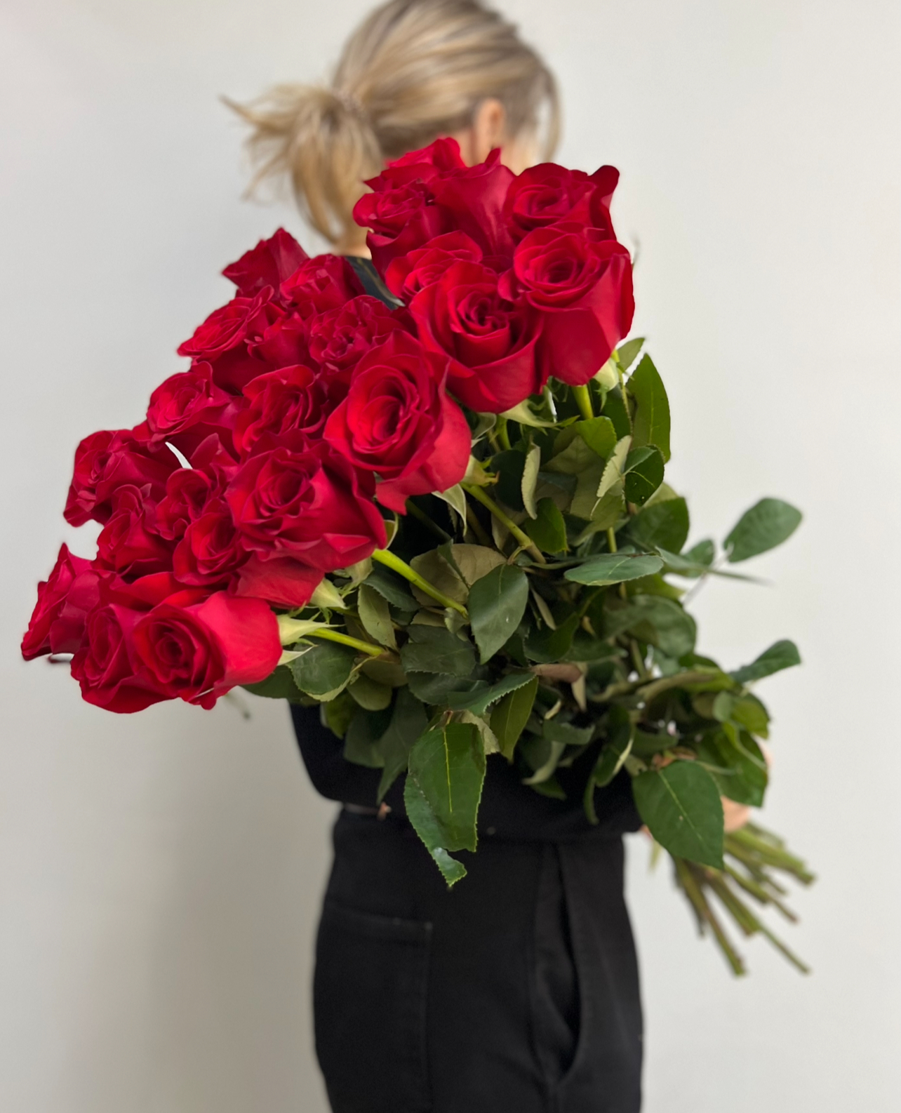 Эксклюзивный букет из 19 алых роз Фридом 70 см премиум-класса из Эквадора