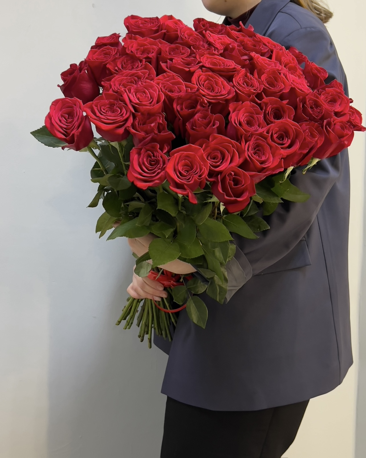 Боковой вид букета из 51 красной розы