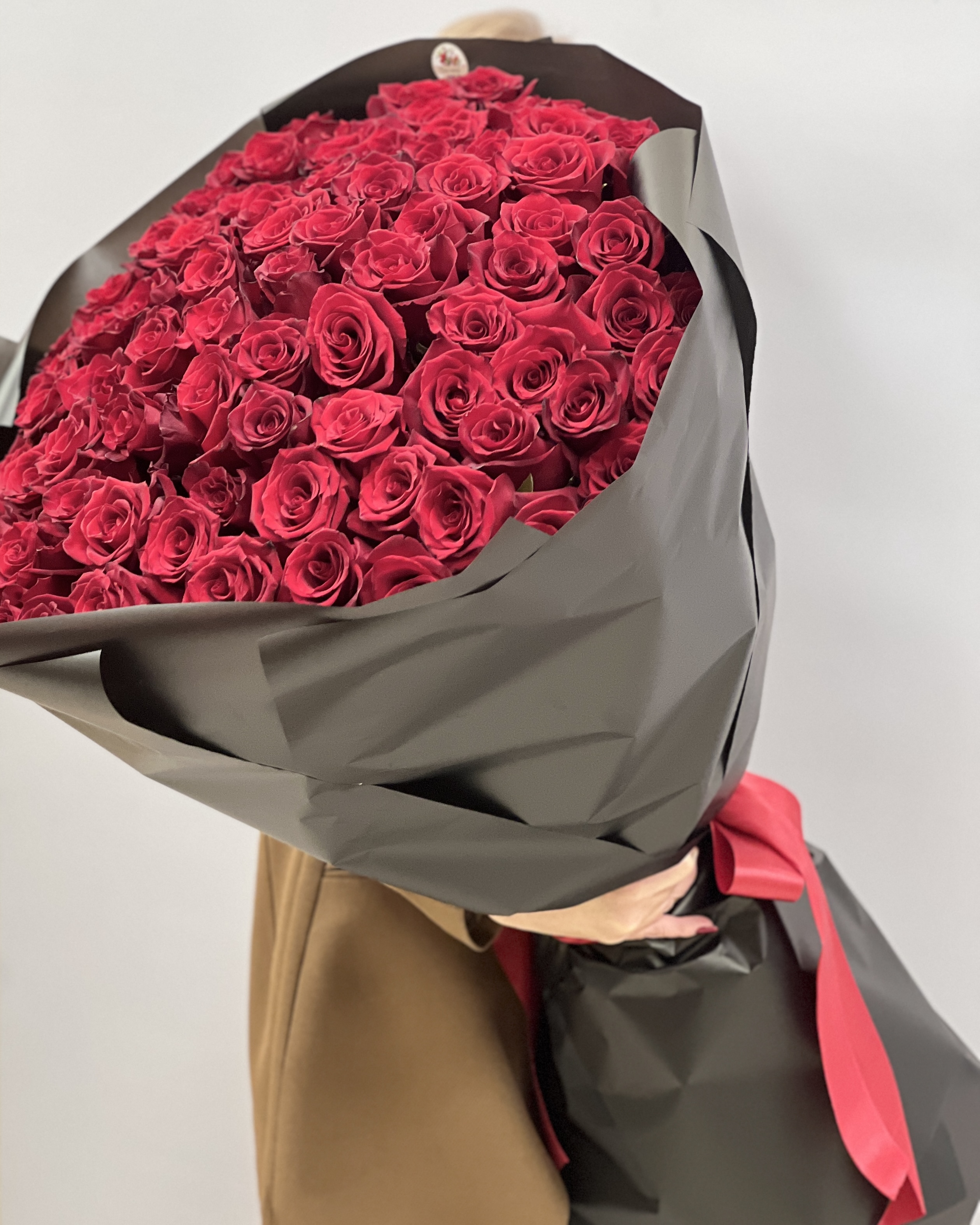 101 роза Explorer в упаковке