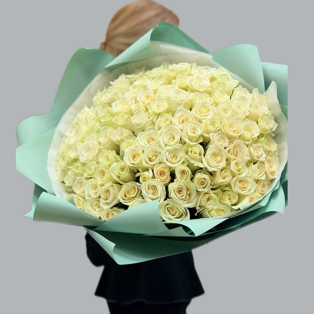 Белые розы в упаковке