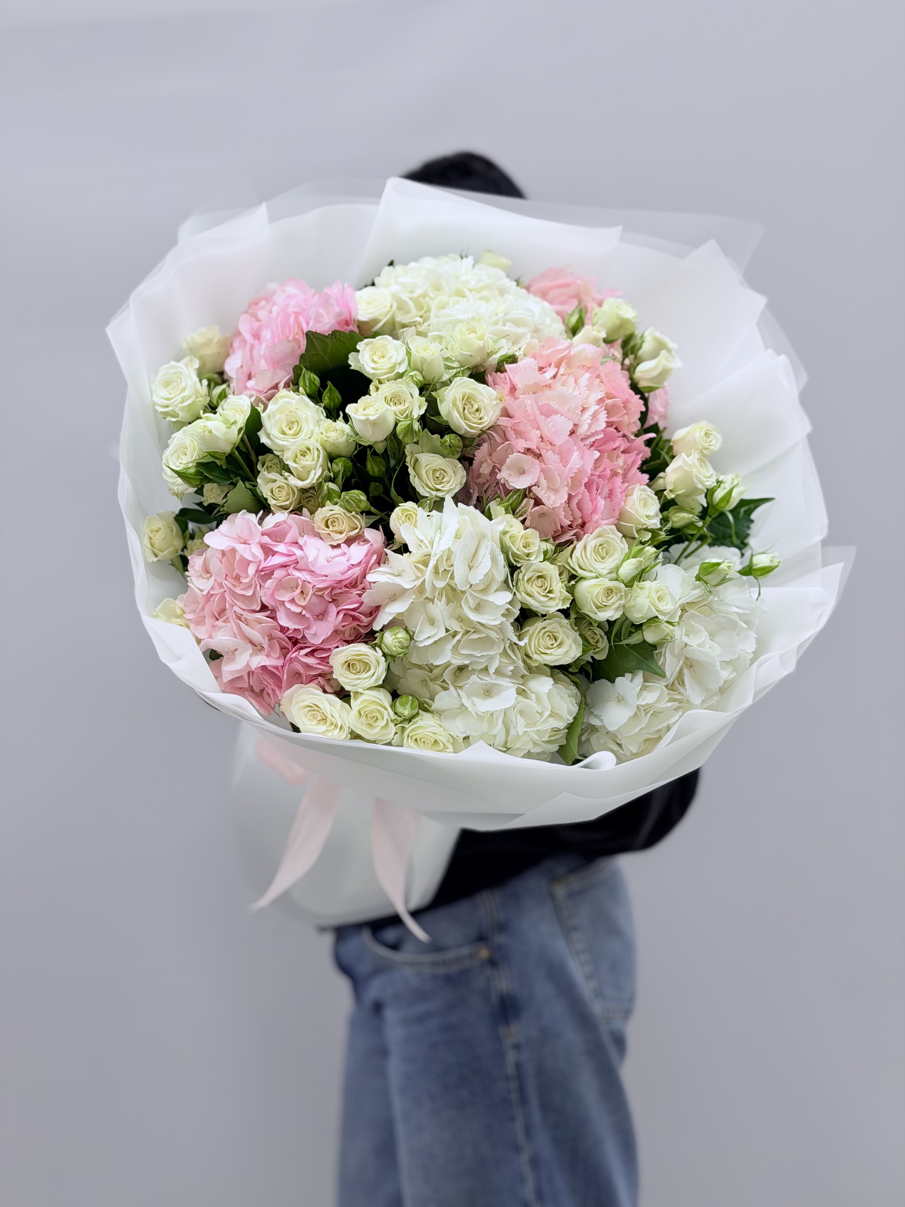 Кустовая белая роза Мики Вей