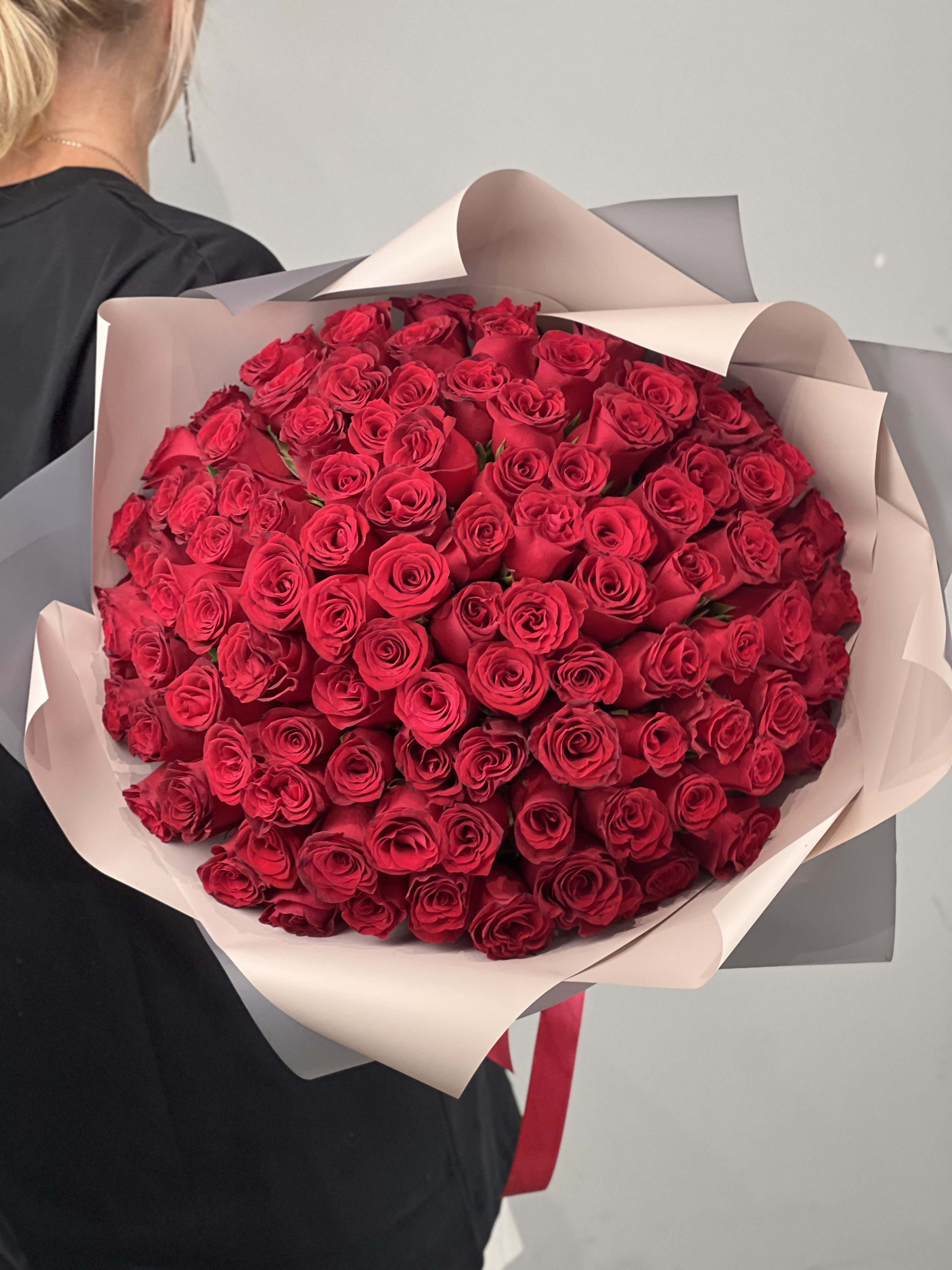 Букет из 101 красной розы Родос - общий вид