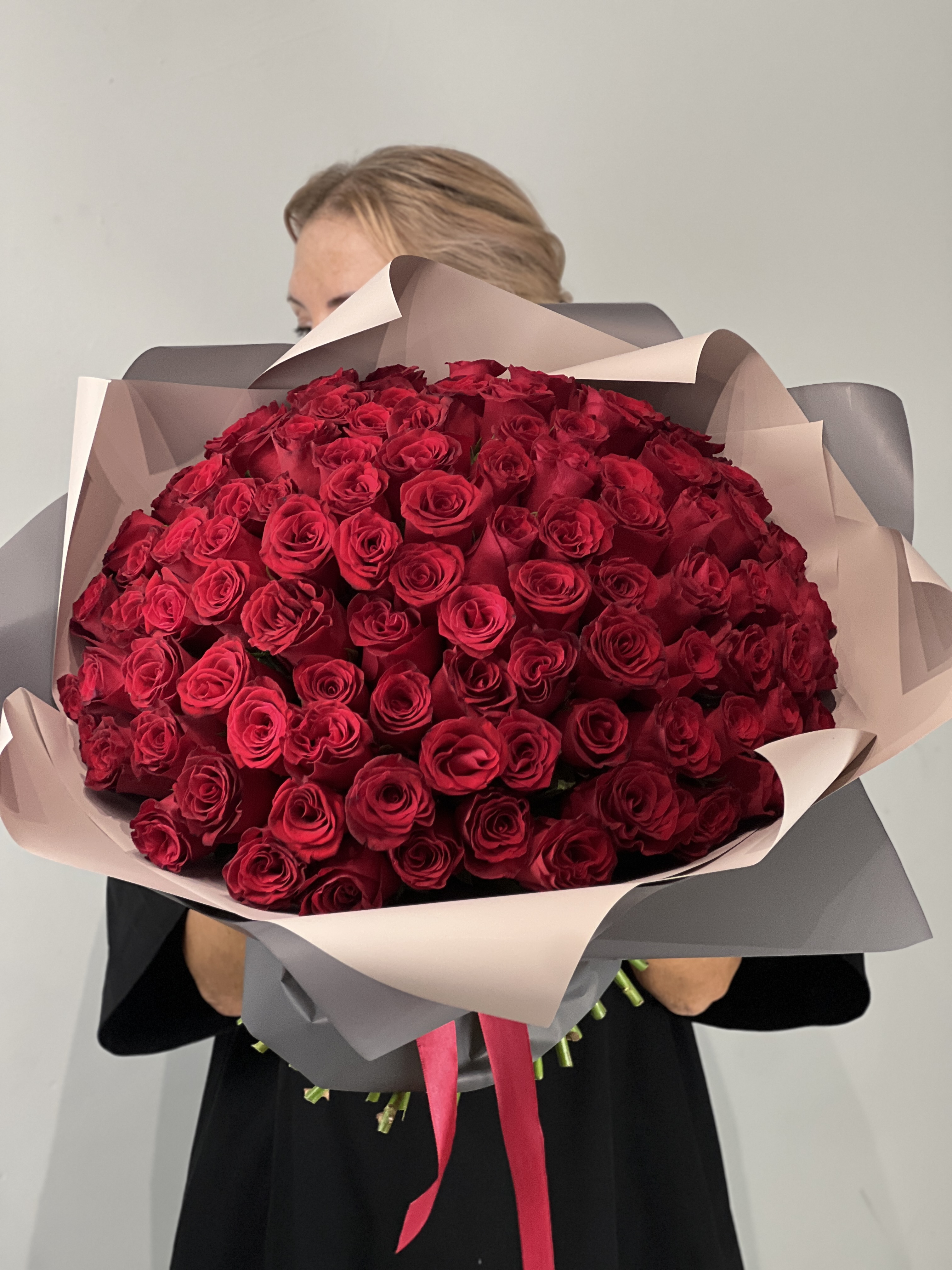 Букет роз Родос сбоку, показывает объем