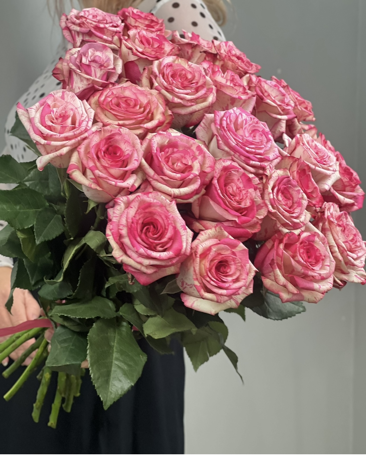 Розы Мэджик Тайм в элегантной упаковке