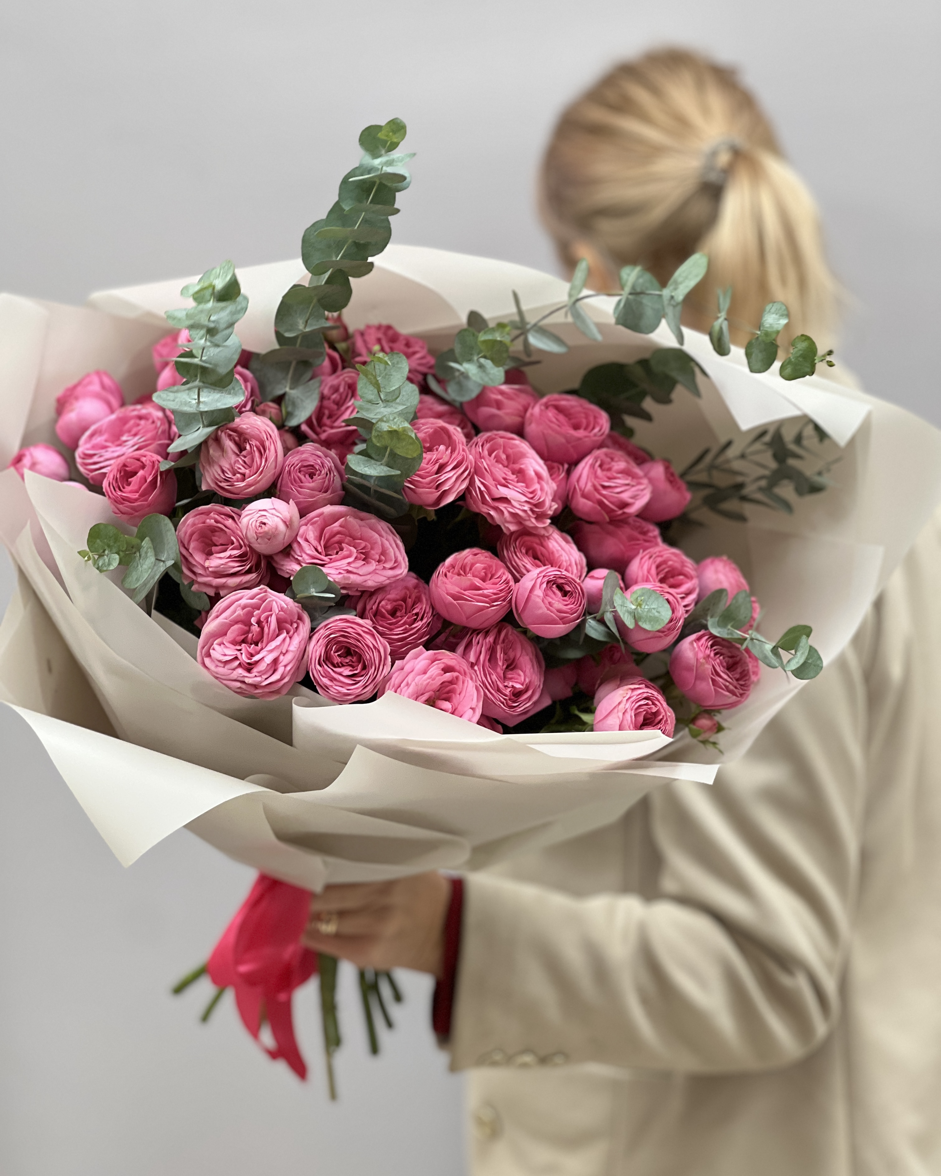 11 пионовидных роз Жизель с эвкалиптом - нежный букет в упаковке