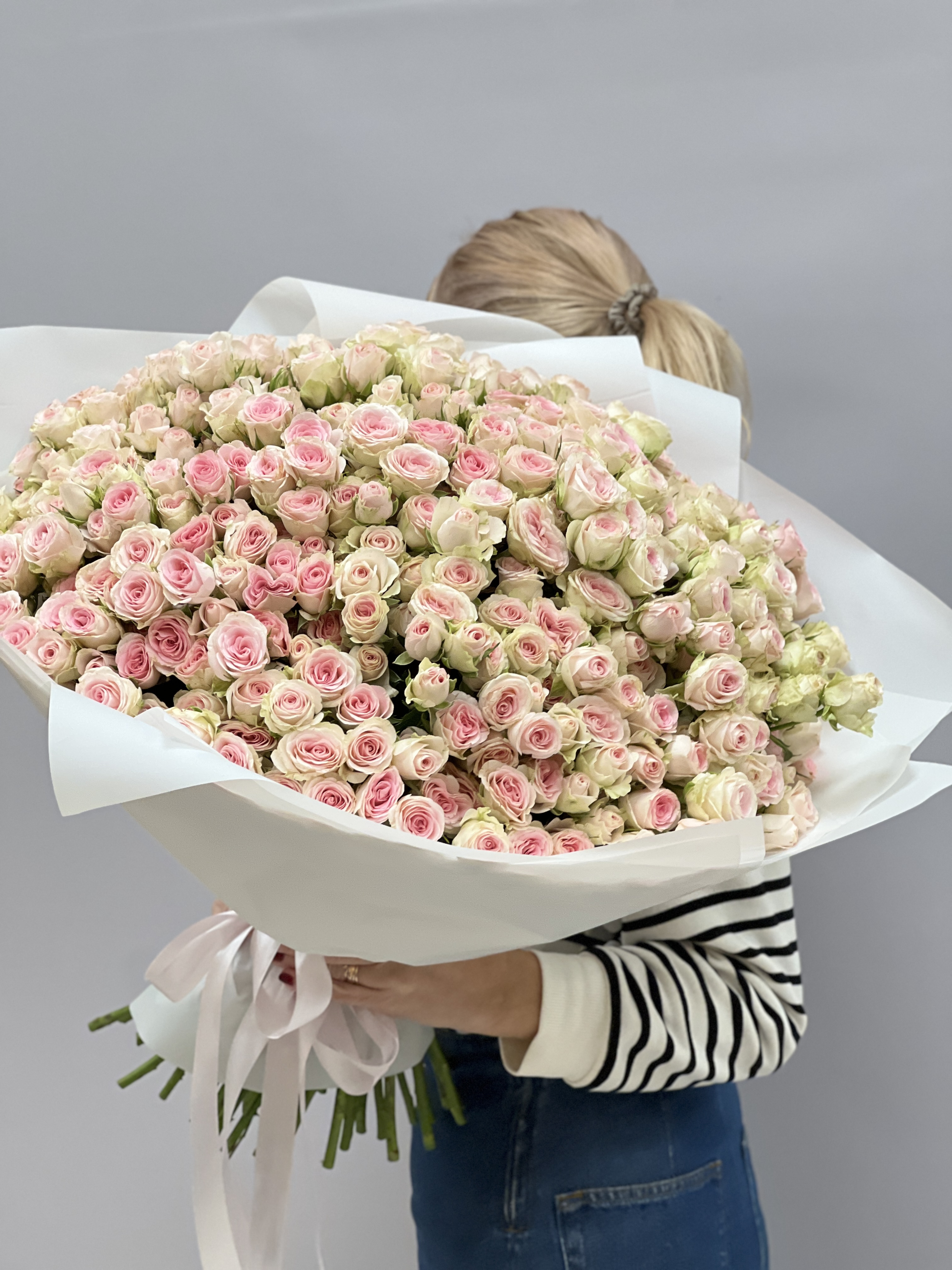 75 кустовых роз Гуд Муд - нежные бело-розовые розы