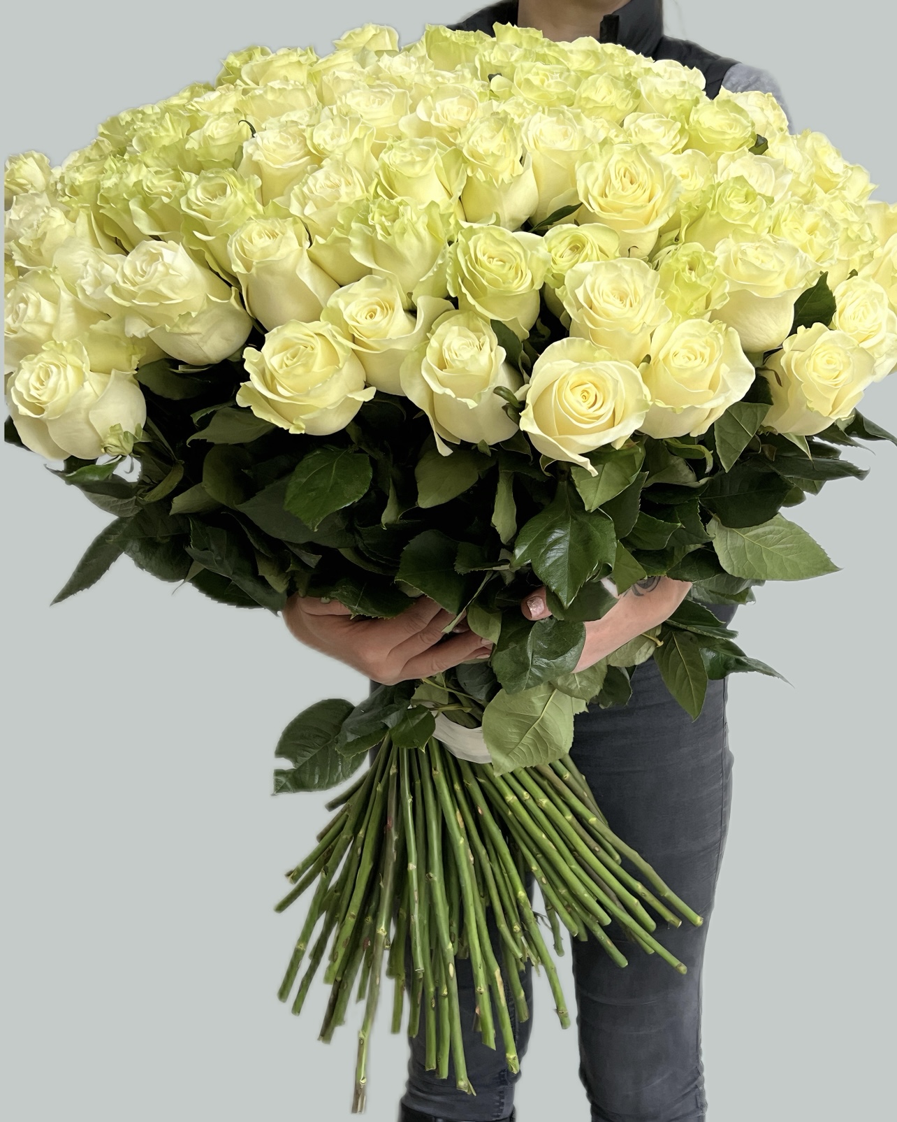 101 белая роза в упаковке