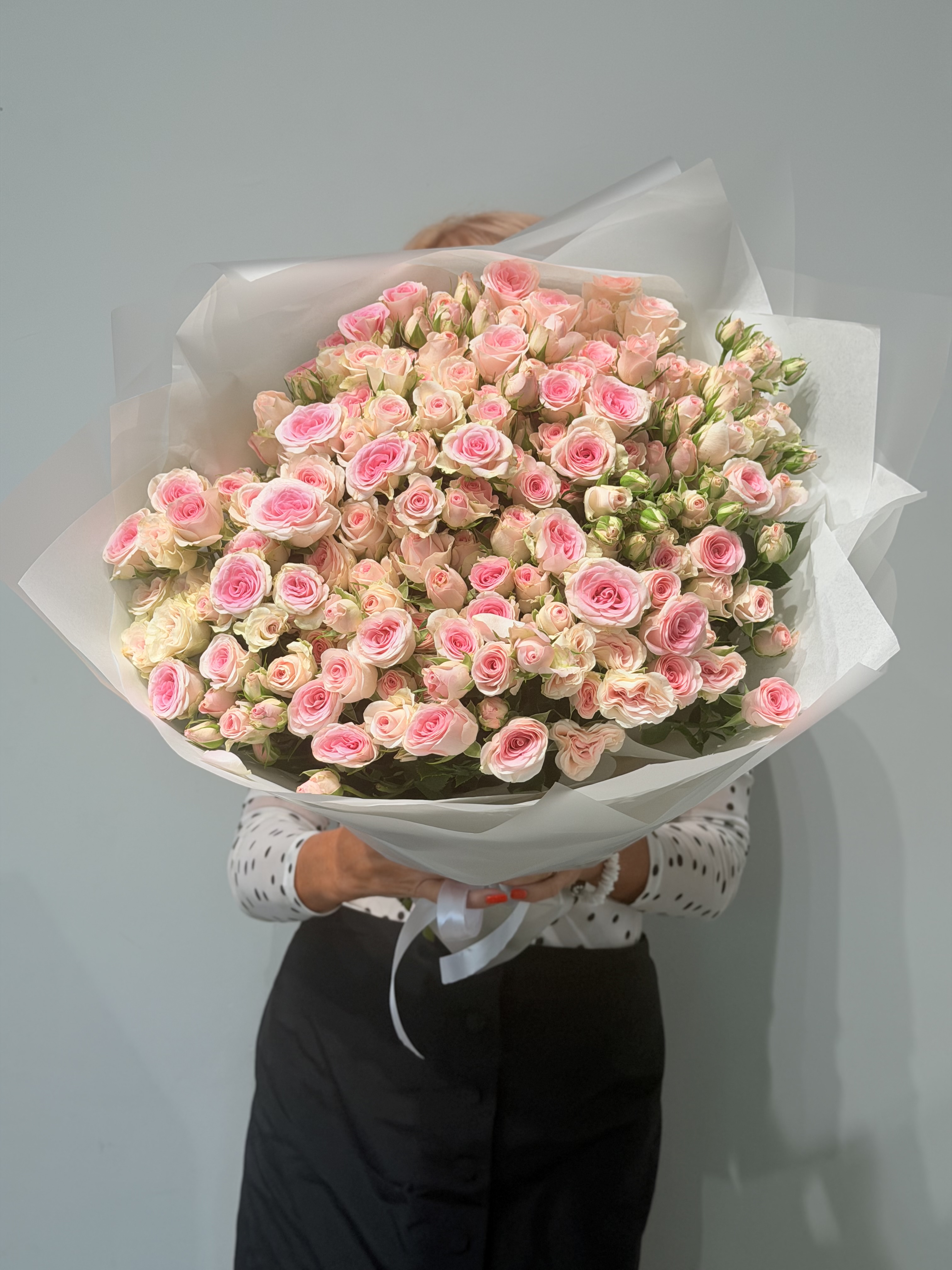 Букет из 19 кустовых роз Good Mood в упаковке