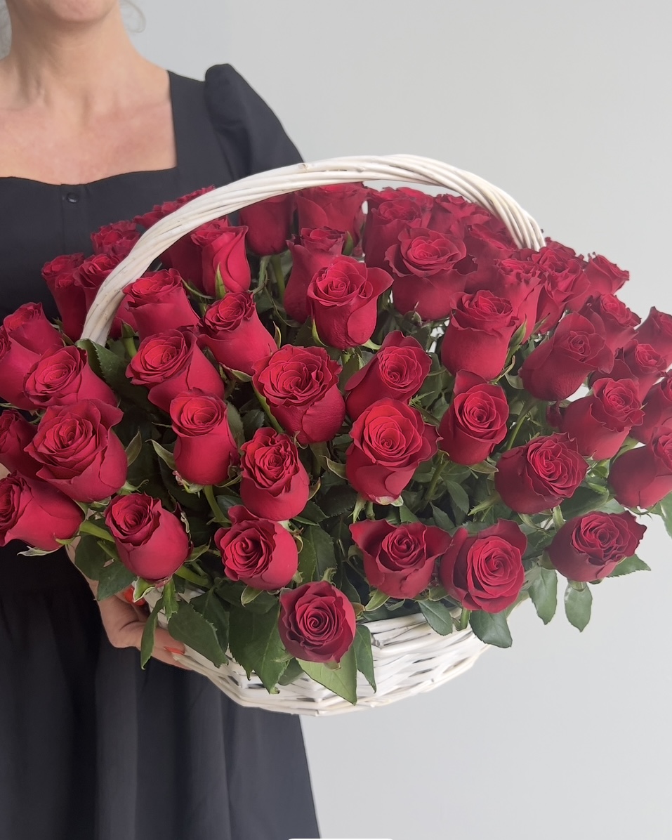 75 роз в корзине - боковой вид