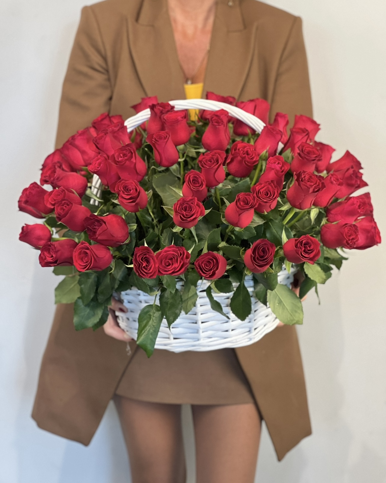 75 роз в корзине - вид спереди
