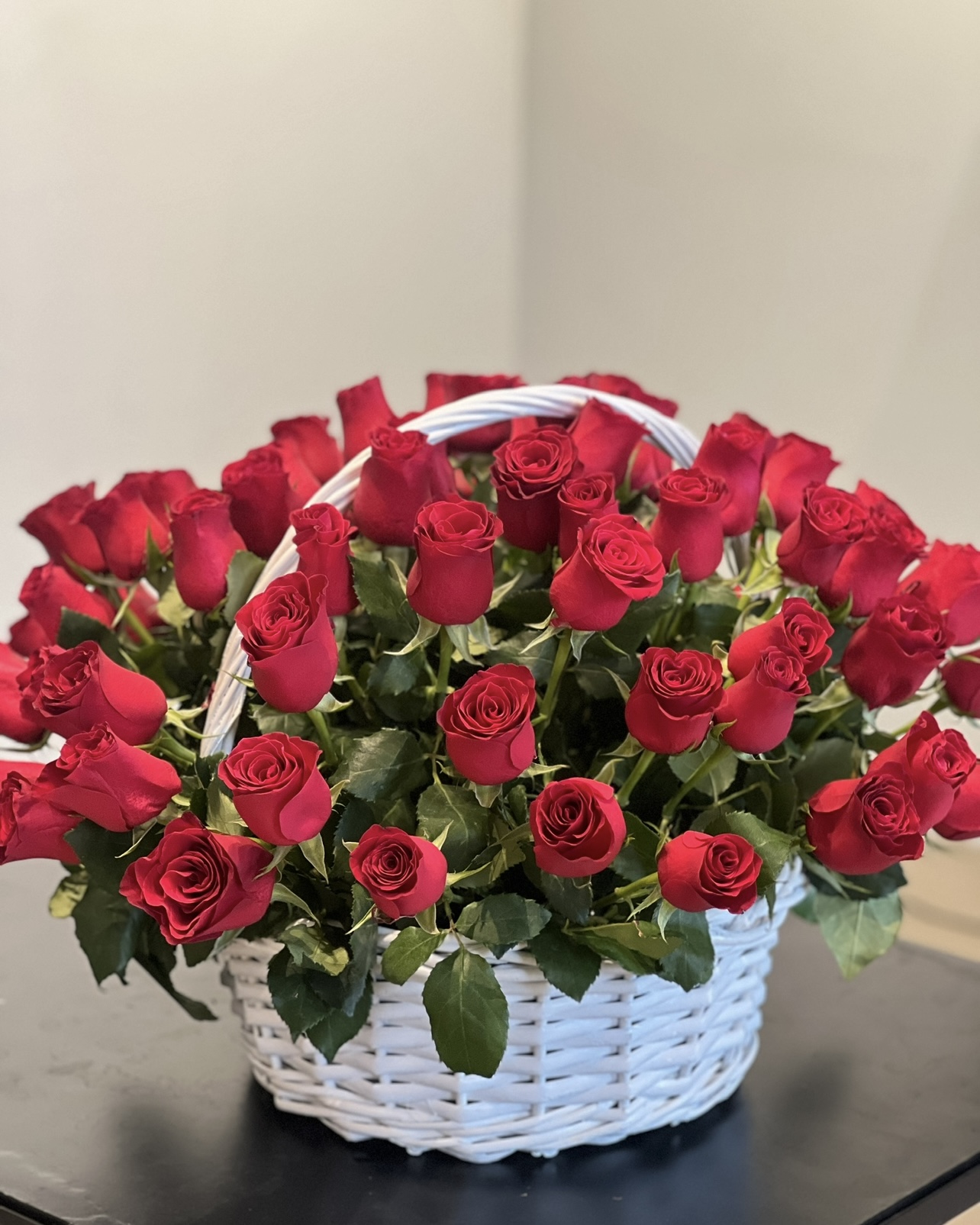 75 роз в корзине - в интерьере