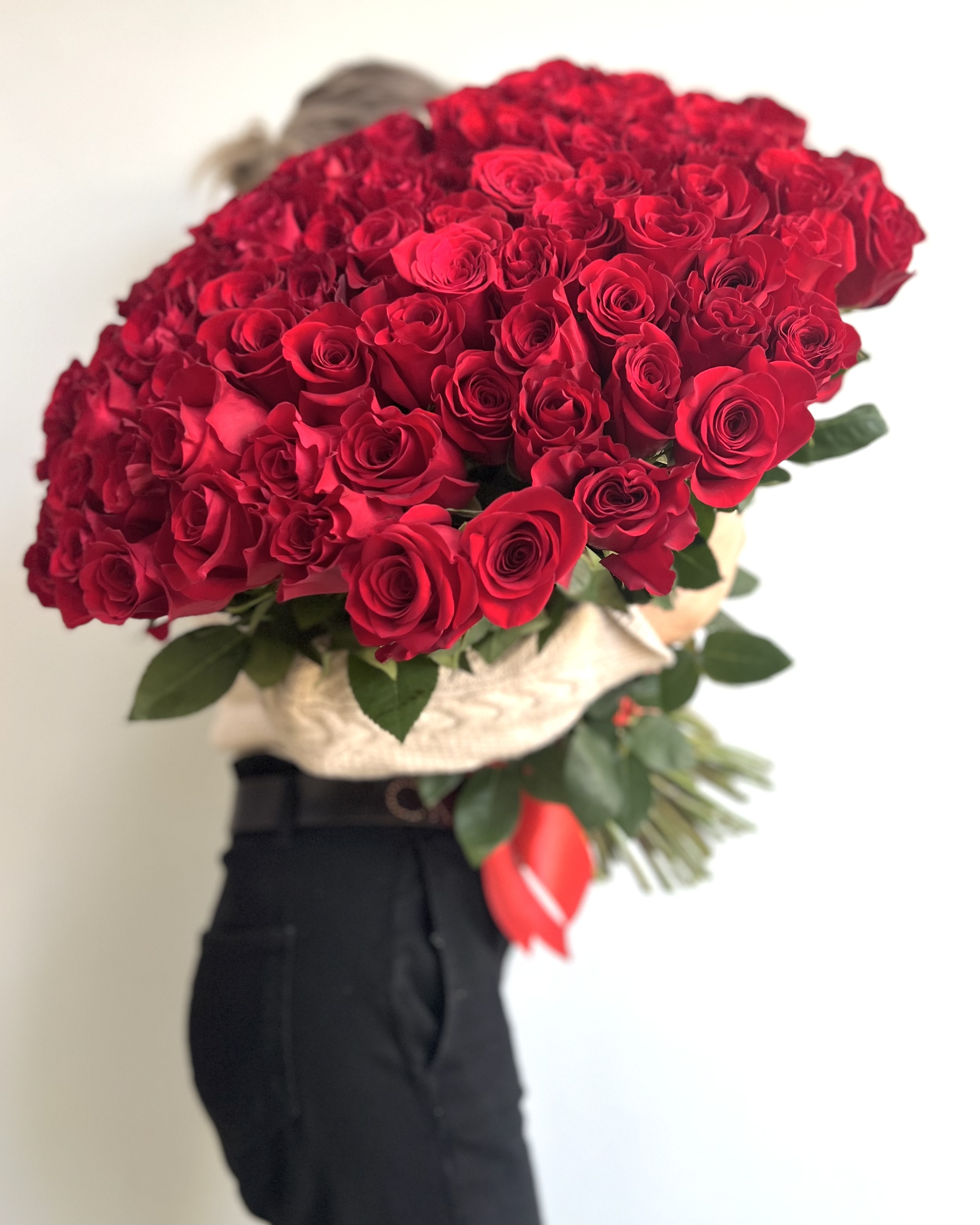 Крупные бутоны эквадорских роз Фридом