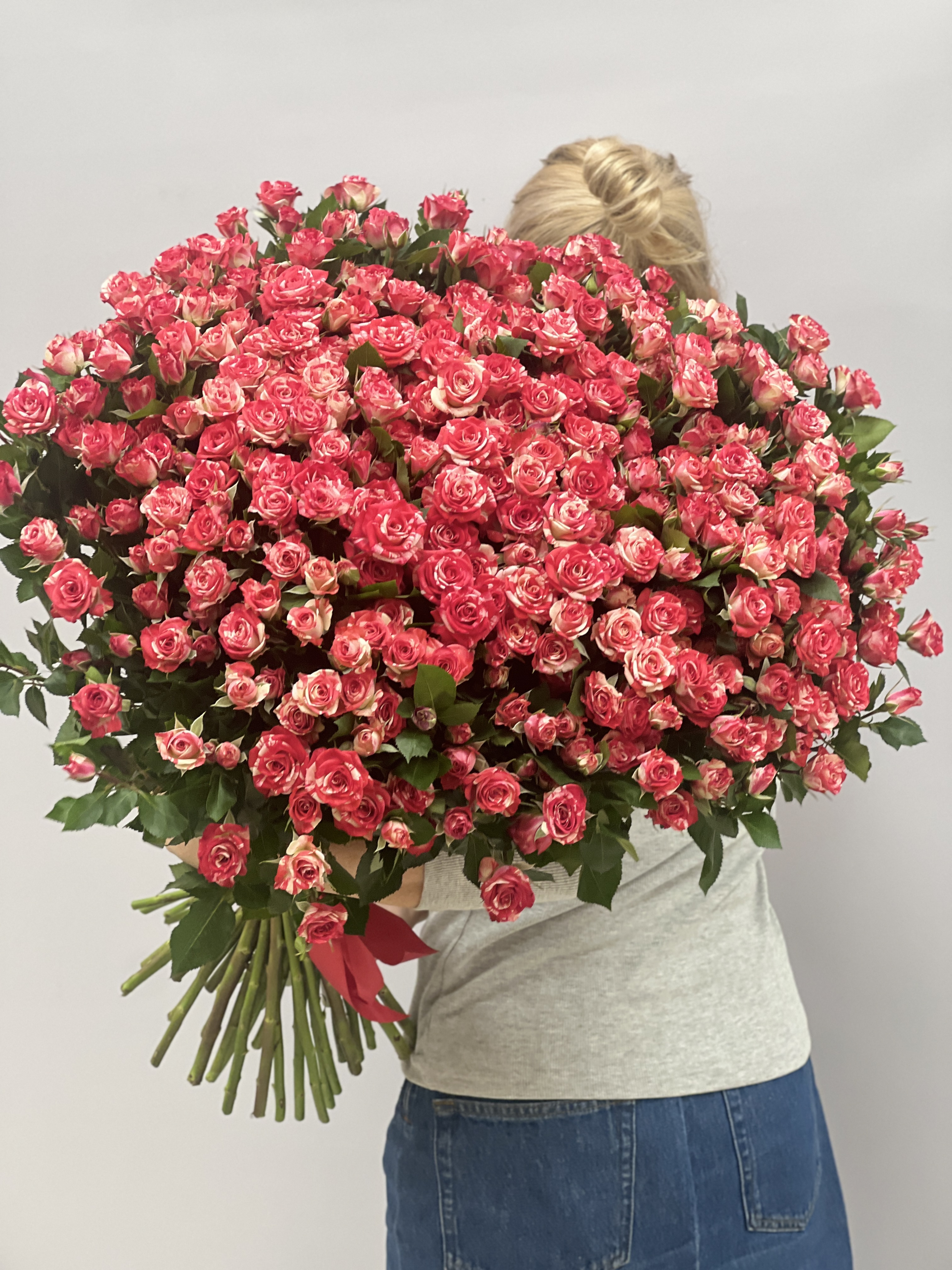 Розы без упаковки, в вазе