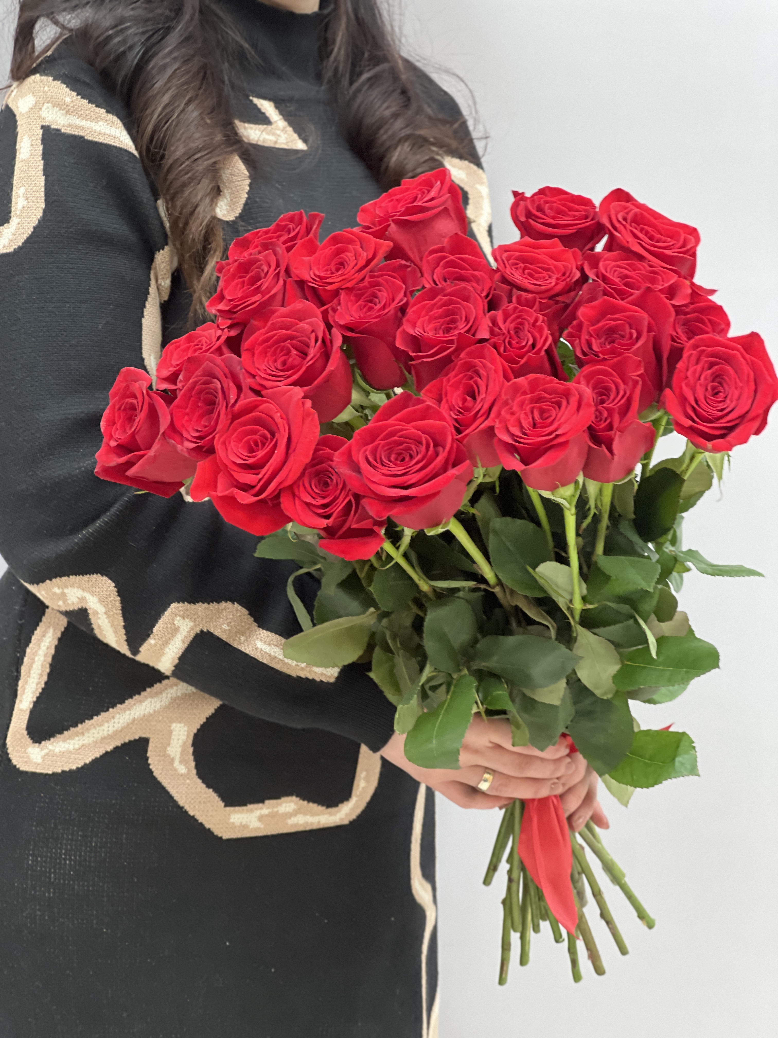 Букет 25 красных роз Фридом фронтальный вид