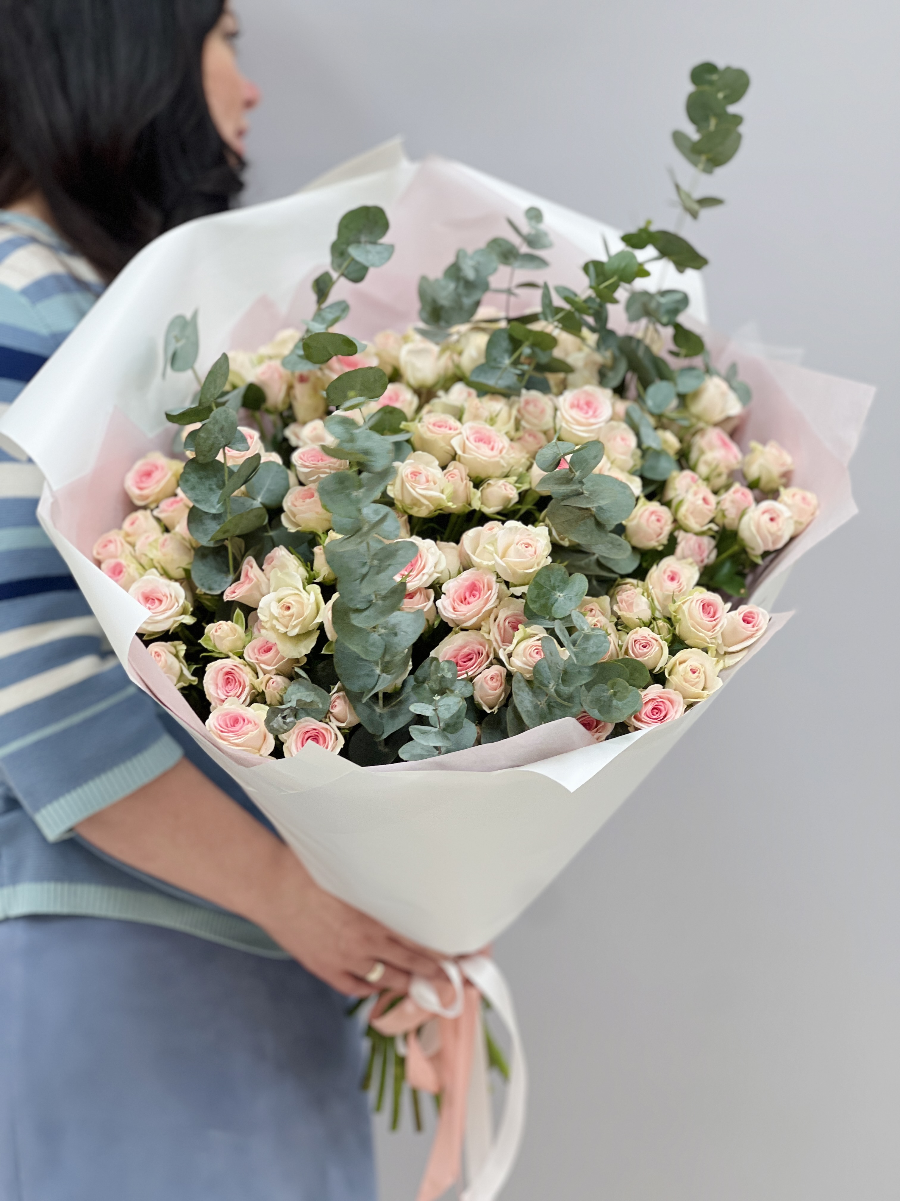 Букет в интерьере с эвкалиптом