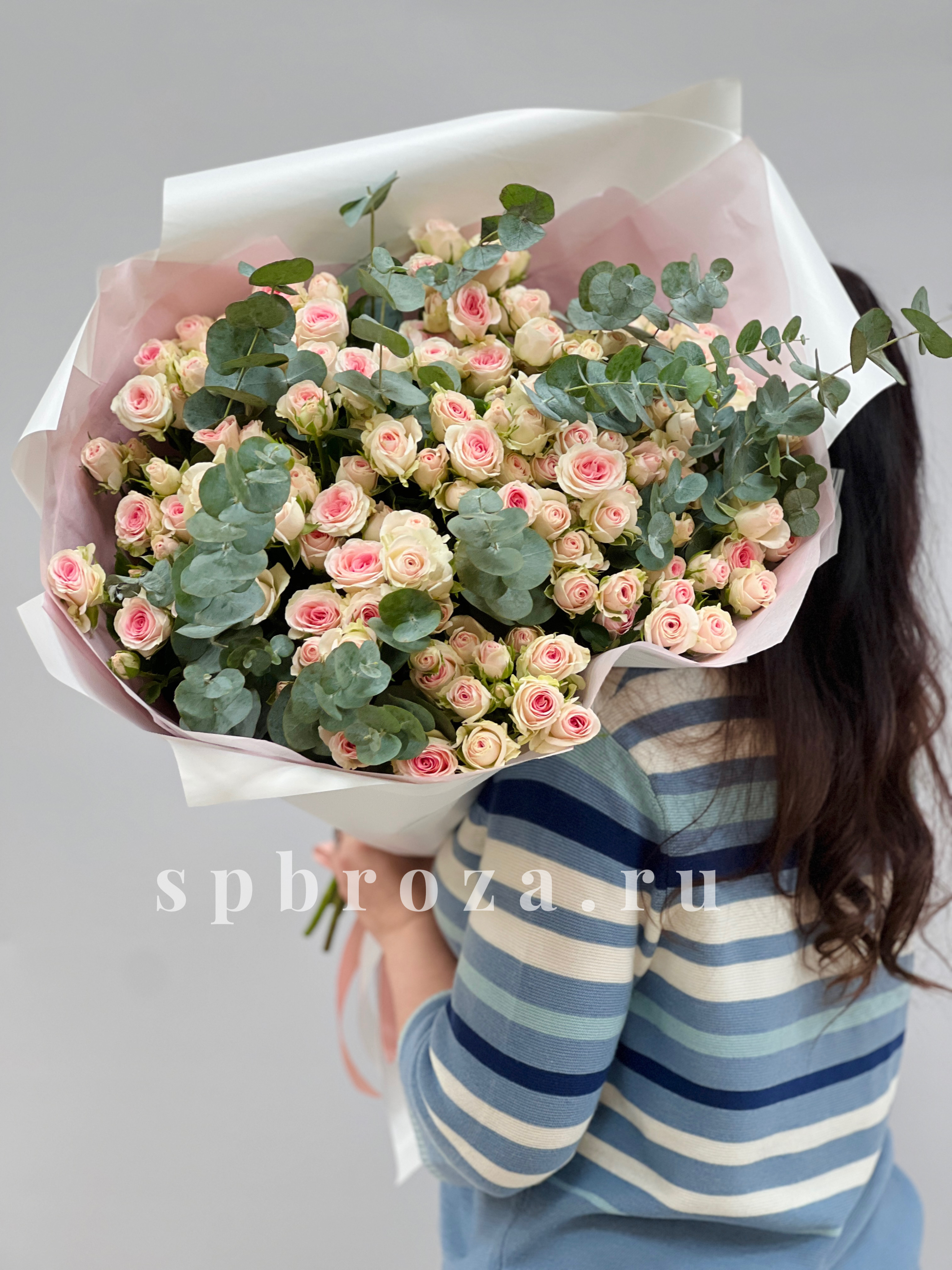 Детали пастельных роз Good Mood и эвкалипта