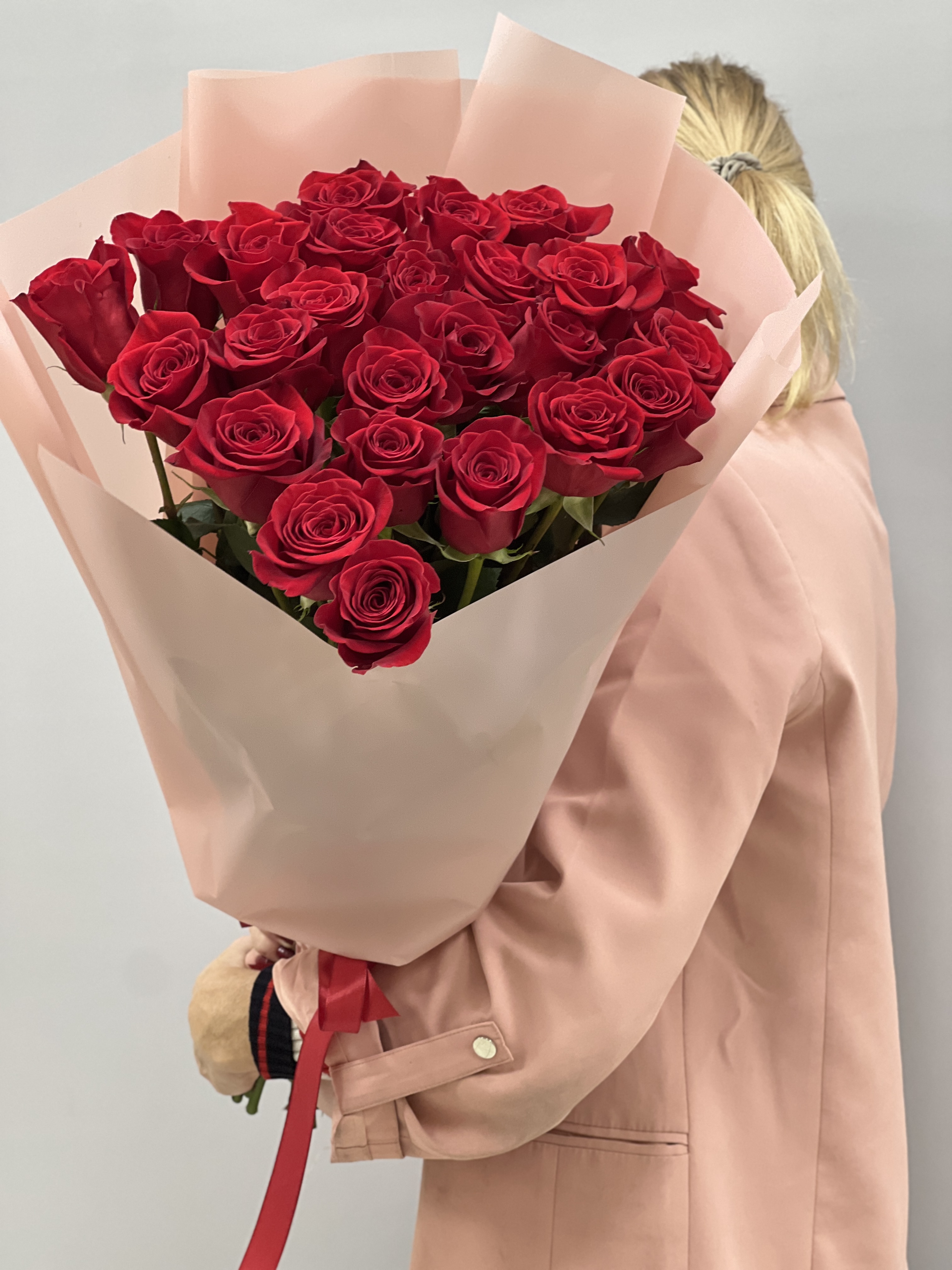 Крупный план бутона розы Freedom