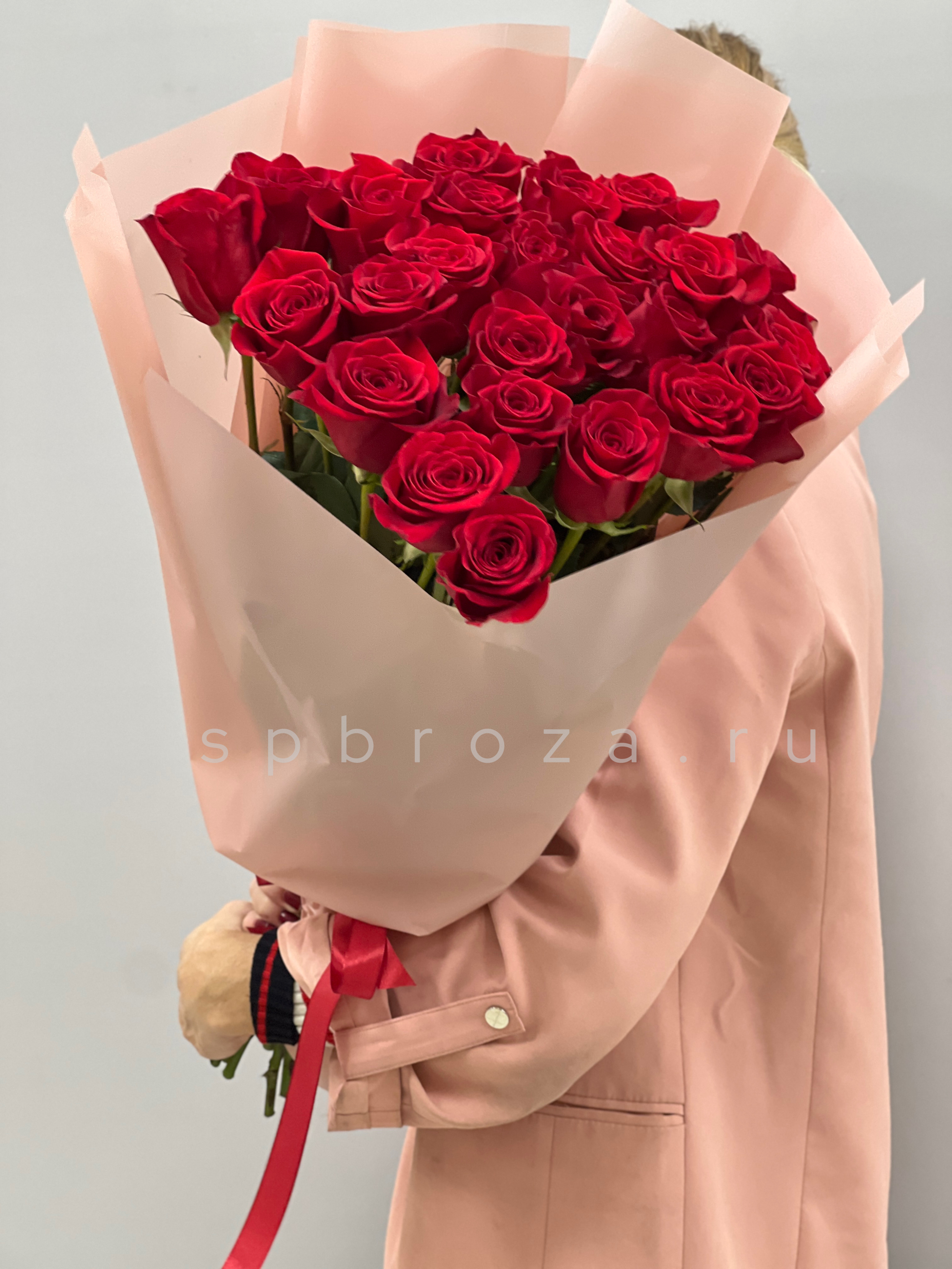 Крупный план бутона розы Freedom