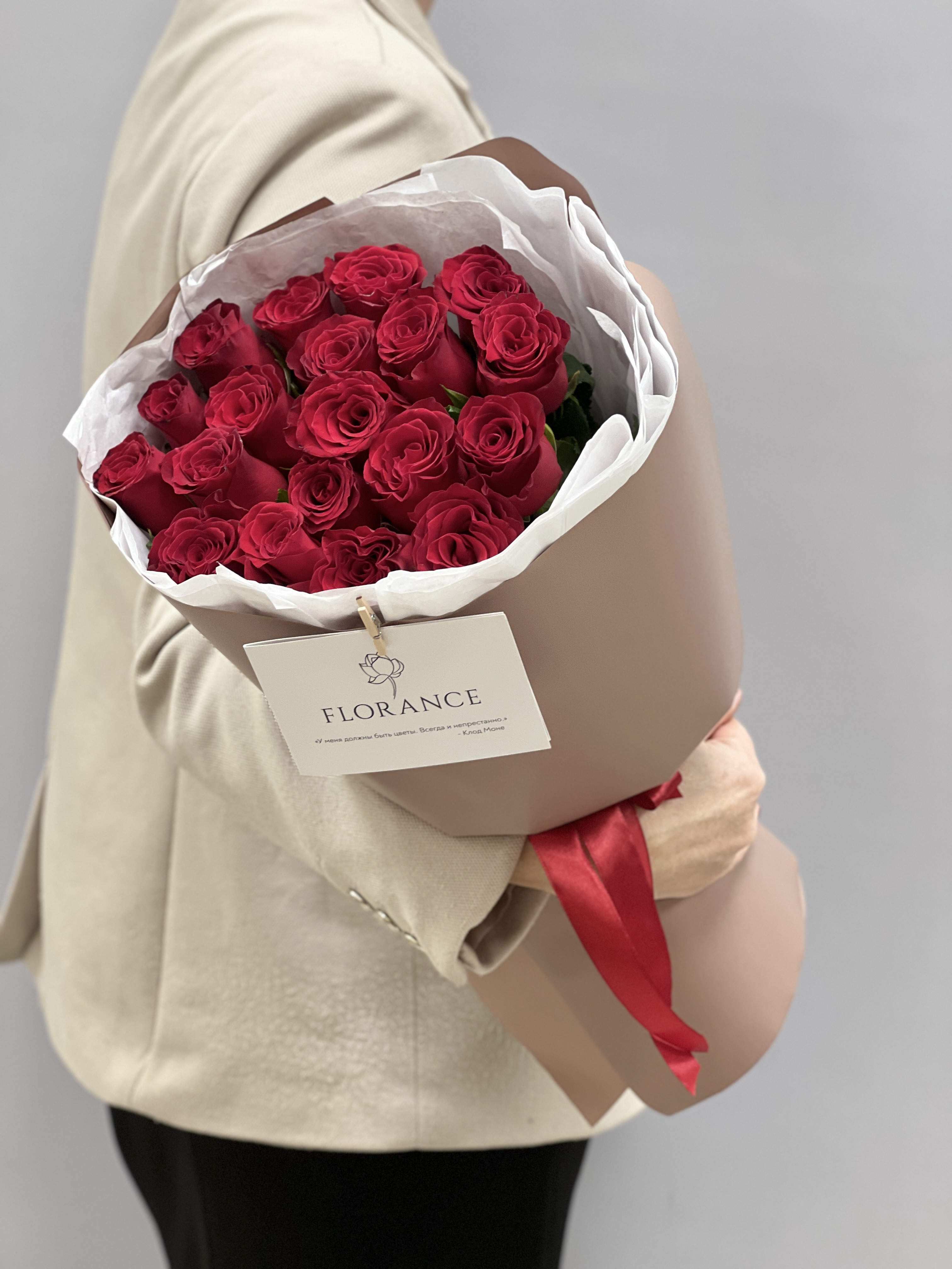 Букет из 19 красных роз One Love 40 см общий вид