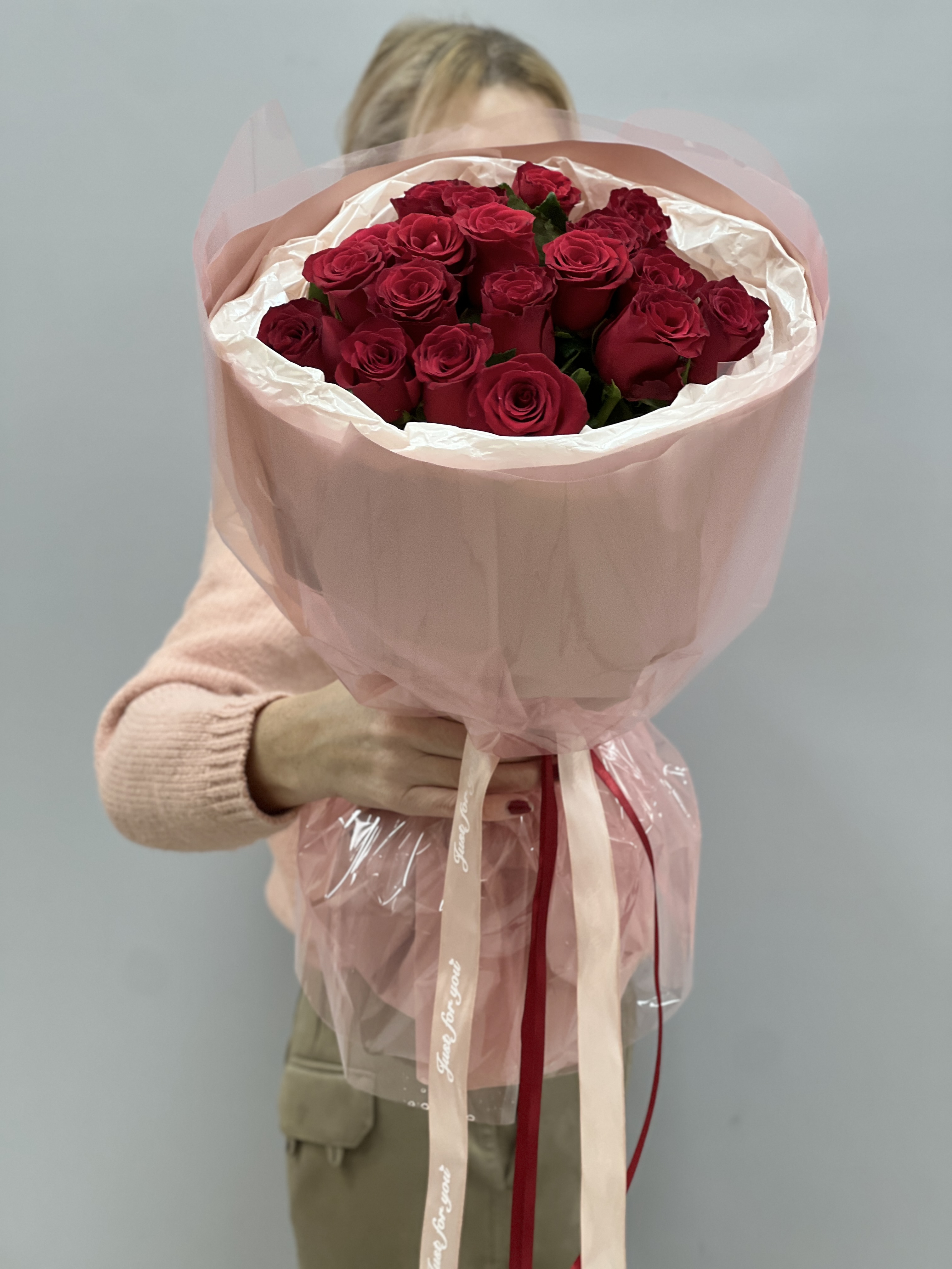 Крупный план бутона розы Sweet Love 40 см