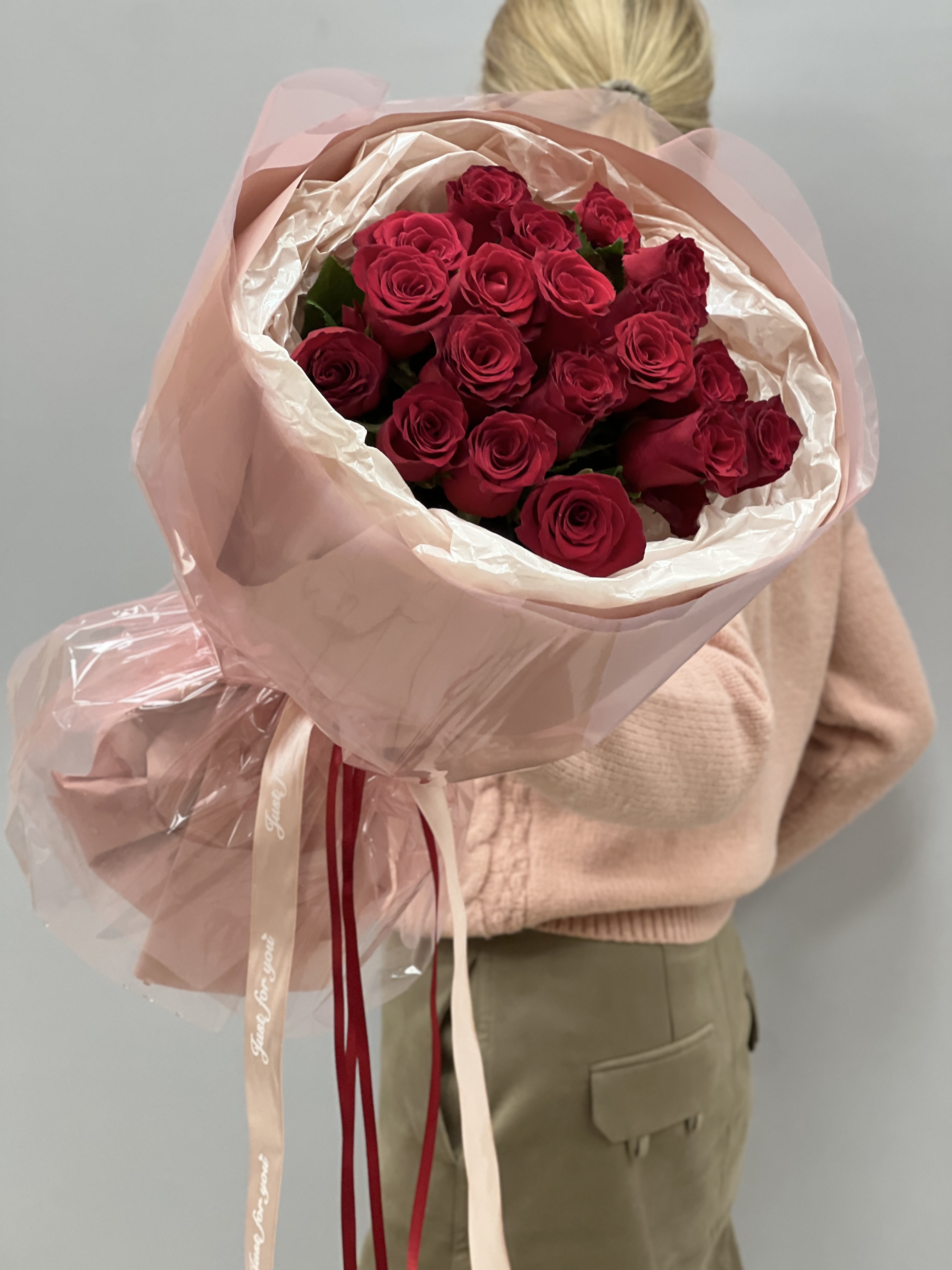 Букет из 19 красных роз Sweet Love 40 см общий вид