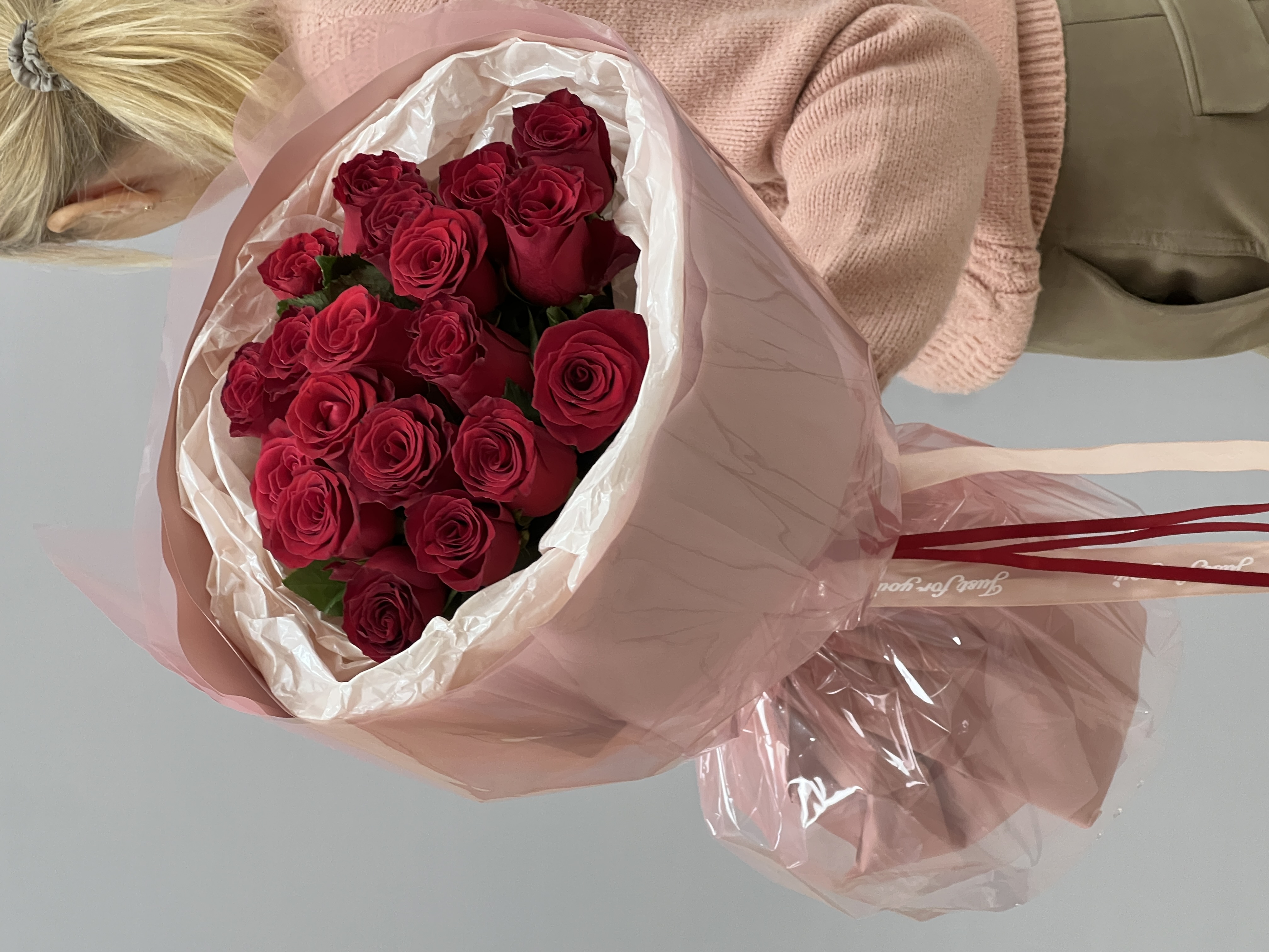 Сравнение розы Sweet Love 40 см с обычной розой