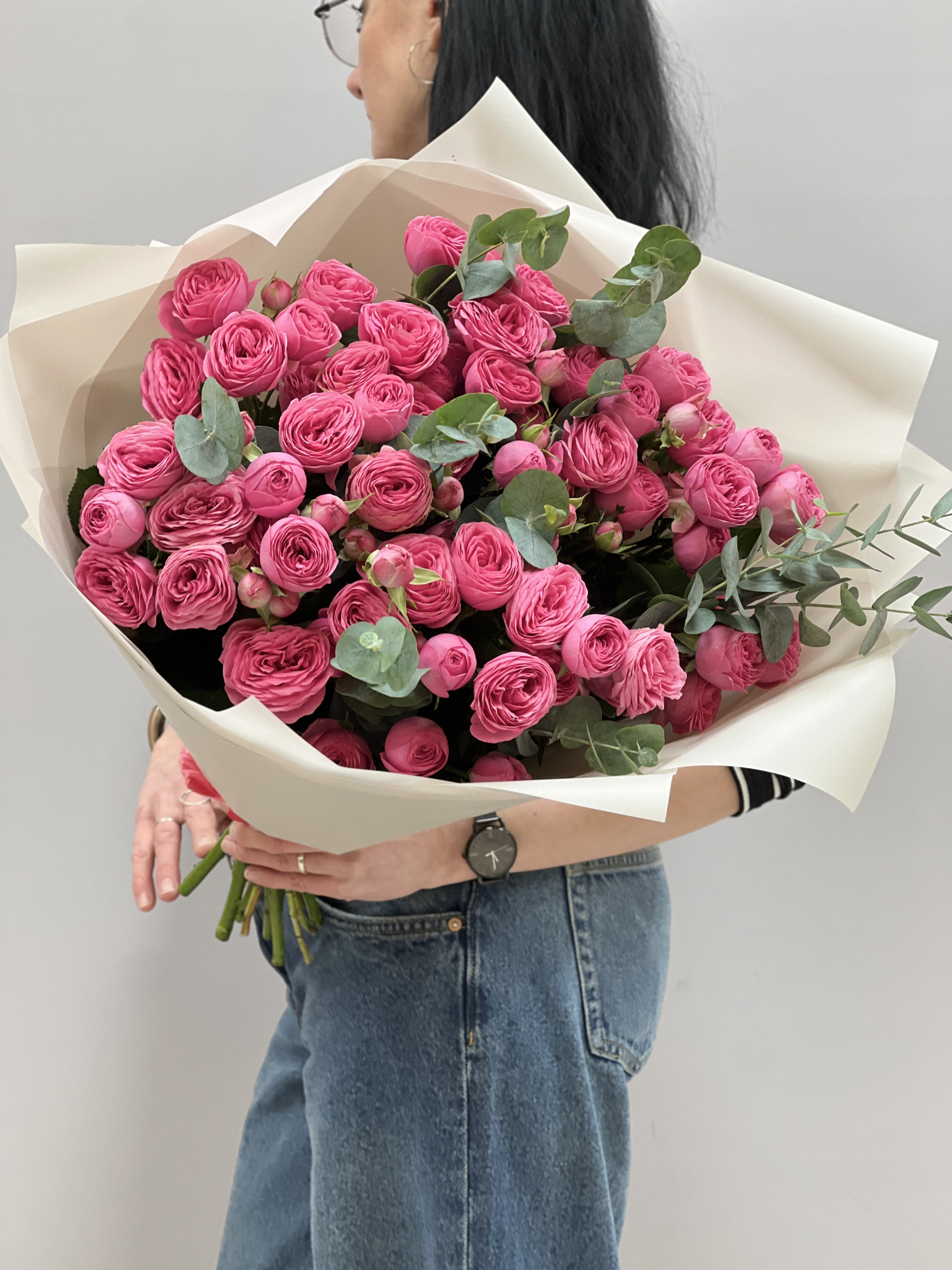 Крупный план пионовидной розы Жизель