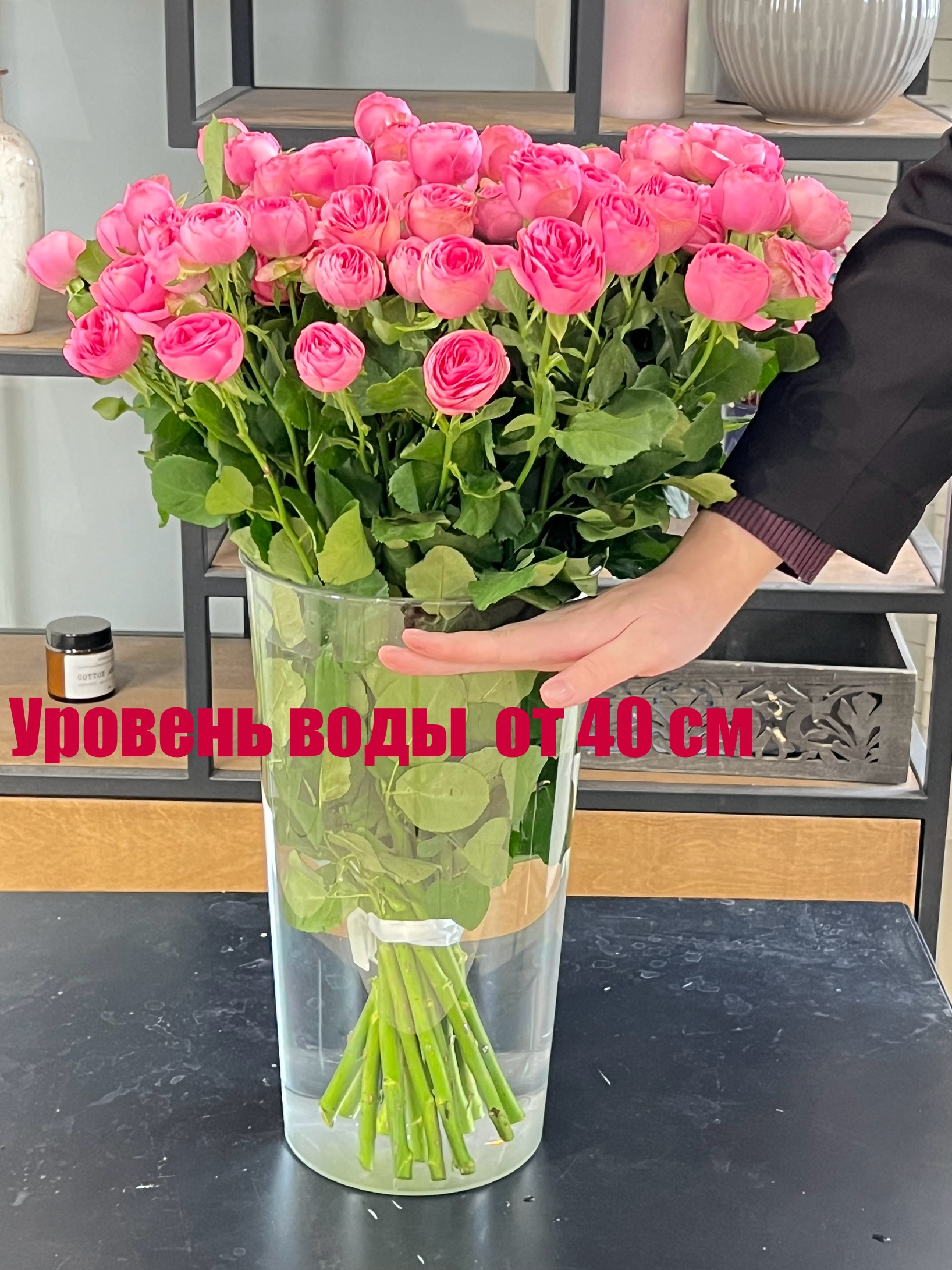 Пионовидные розы в вазе с достаточным уровнем воды - правильный уход