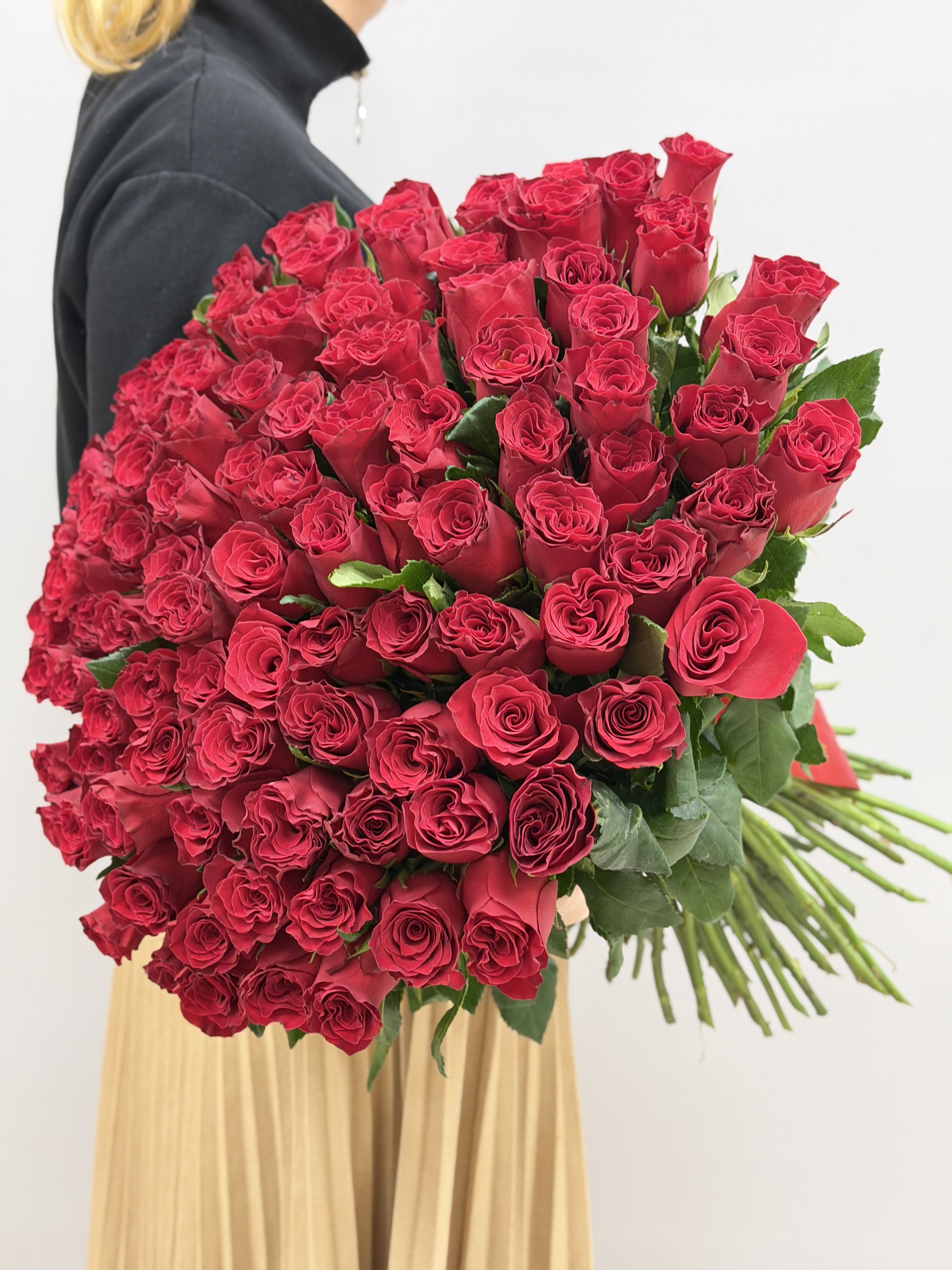 Букет роз Родос 60 см сбоку, показывает объем