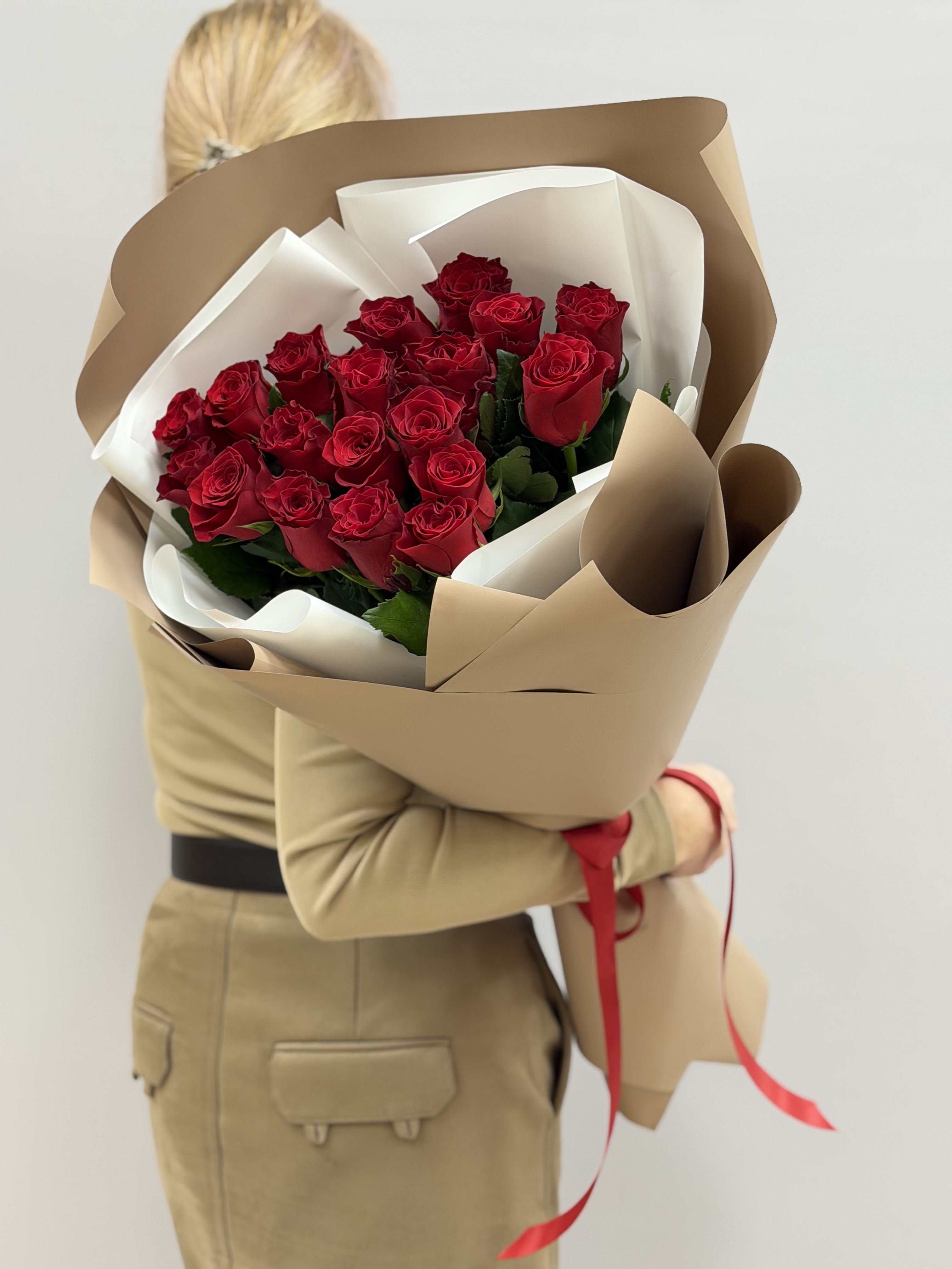 Видео букета из 19 красных роз Родос 60 см