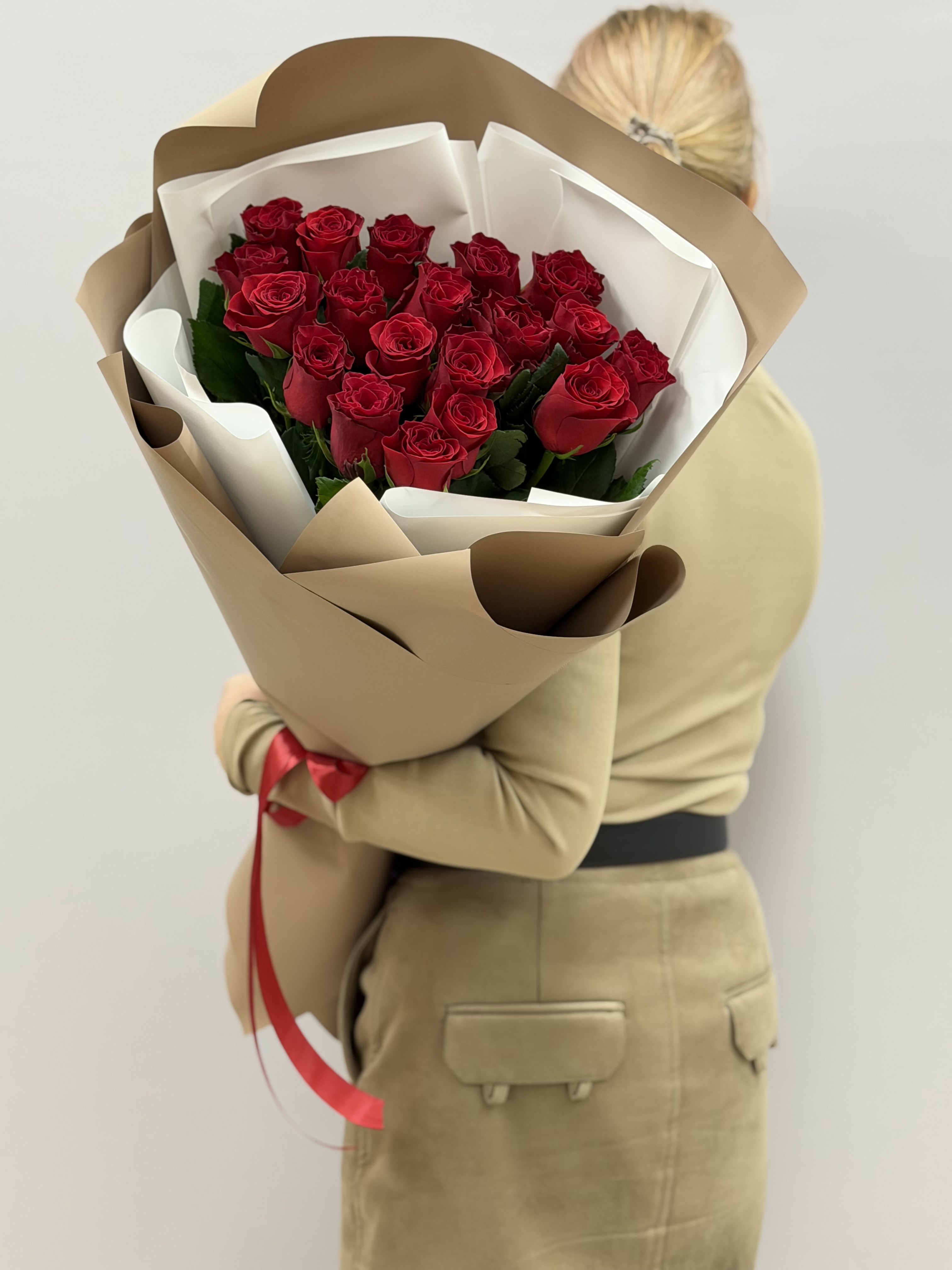 Букет 19 роз в упаковке