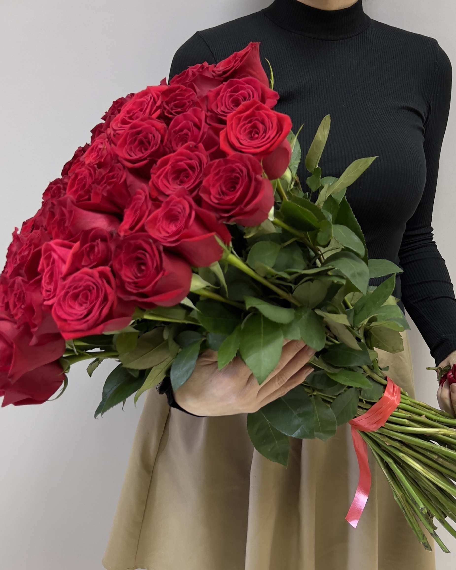 51 красная роза в крафт упаковке