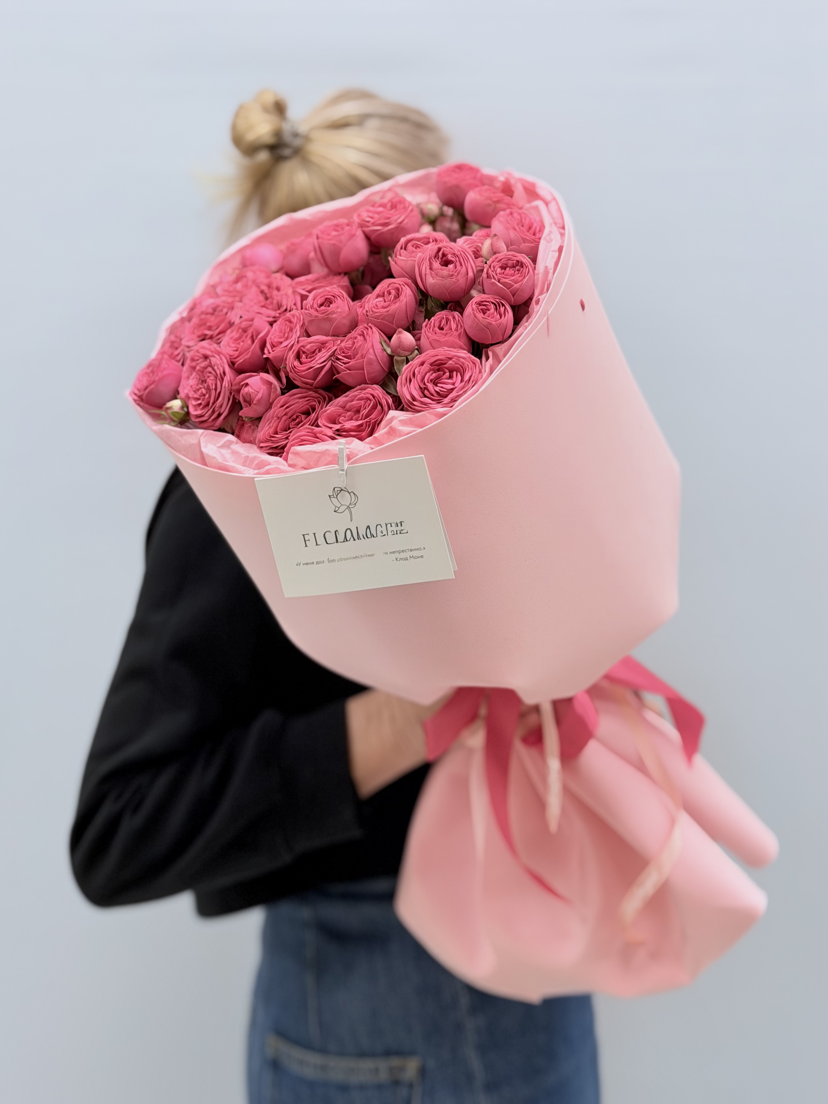 Боковой вид букета из пионовидных роз