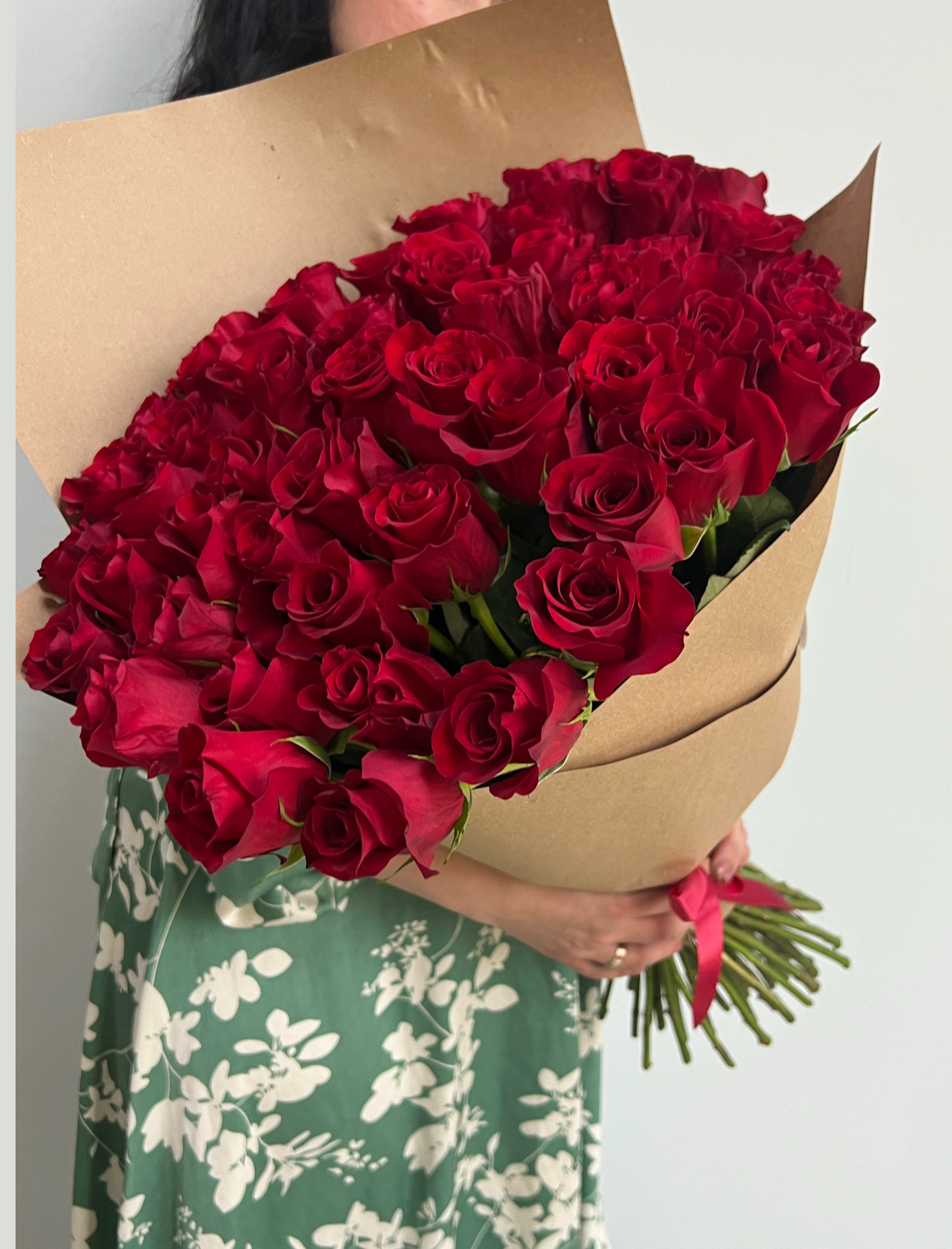 51 роза в крафт упаковке