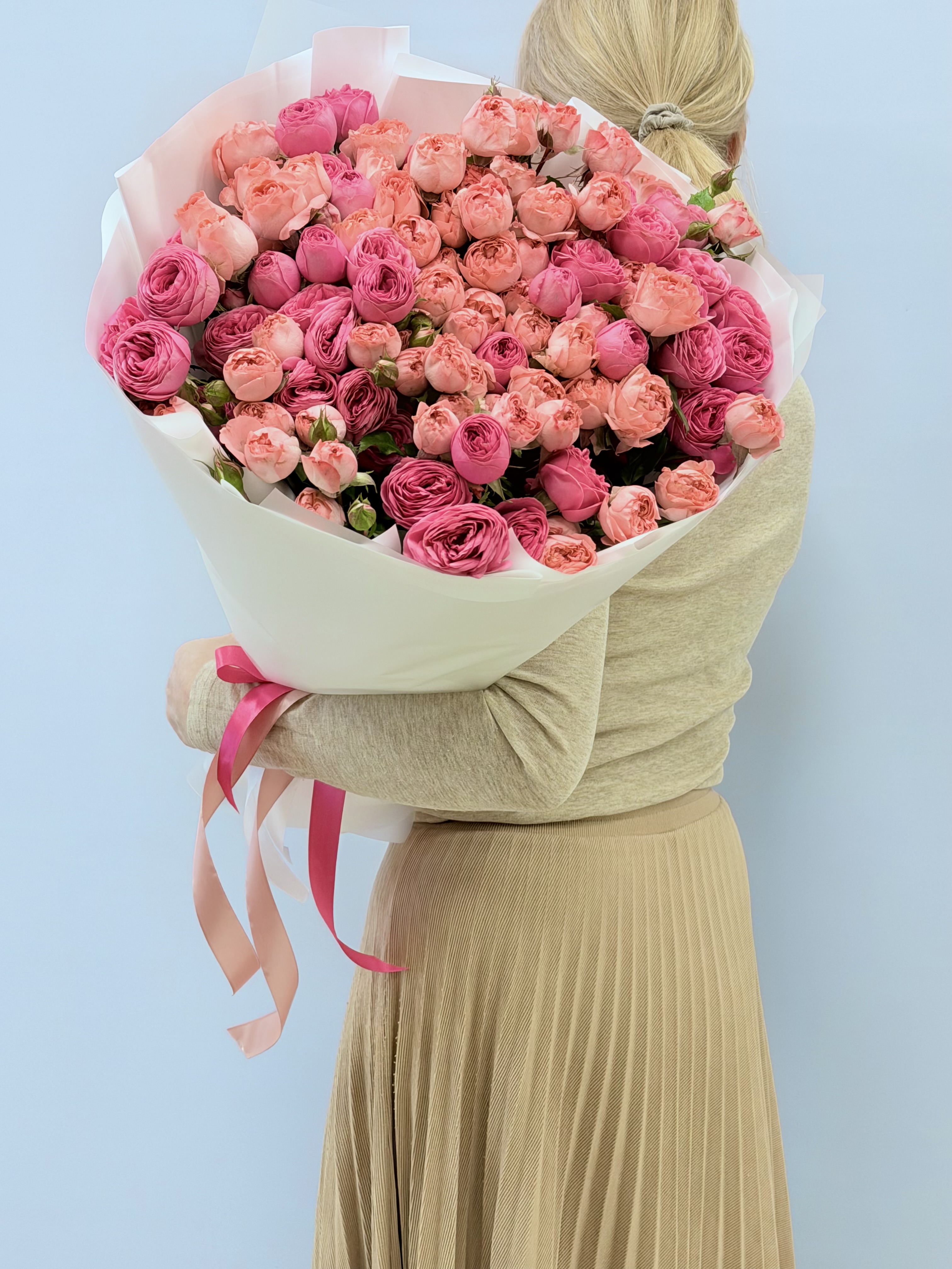 Пионовидные розы в упаковке