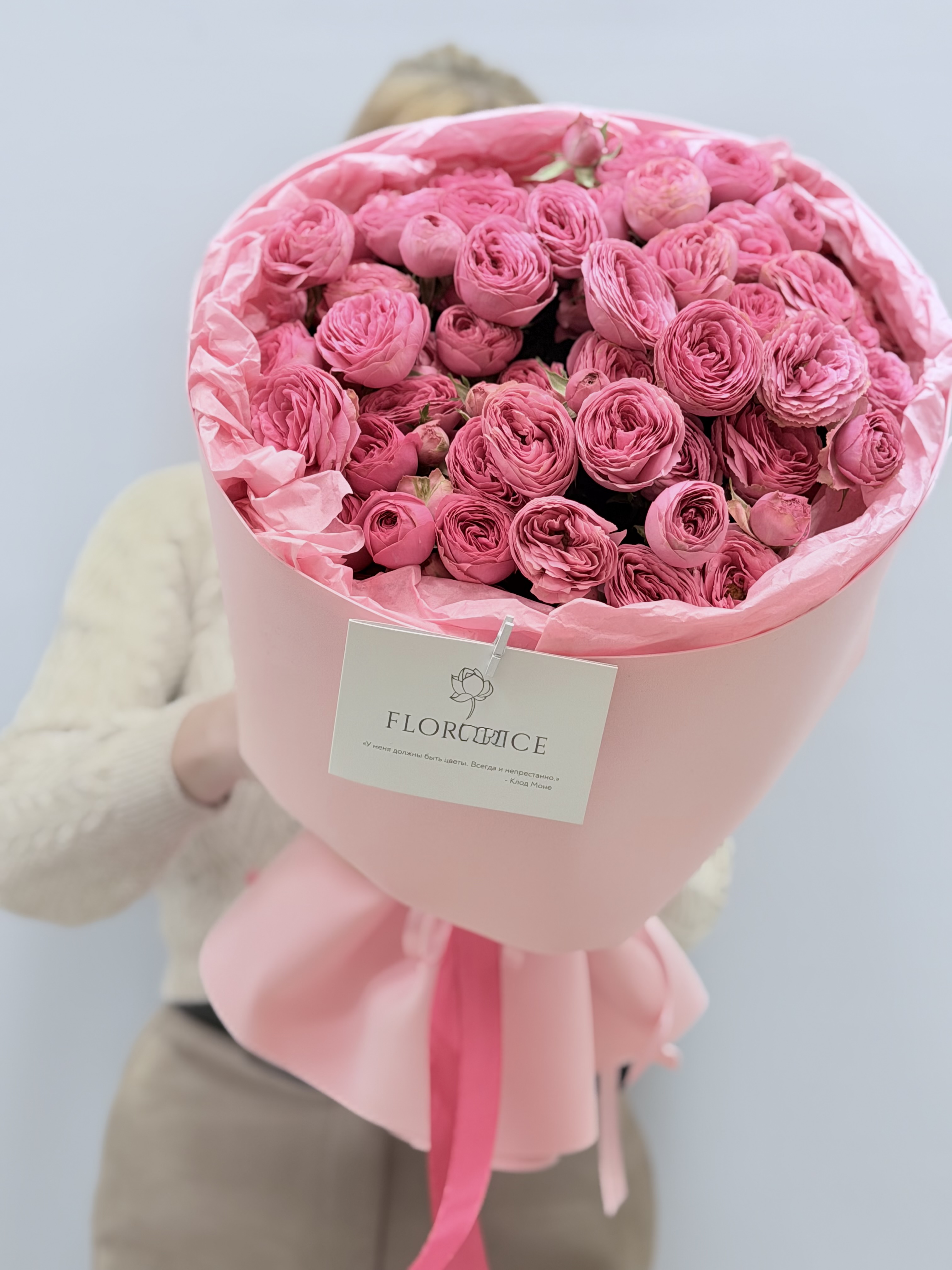 Крупный план пионовидной розы в упаковке