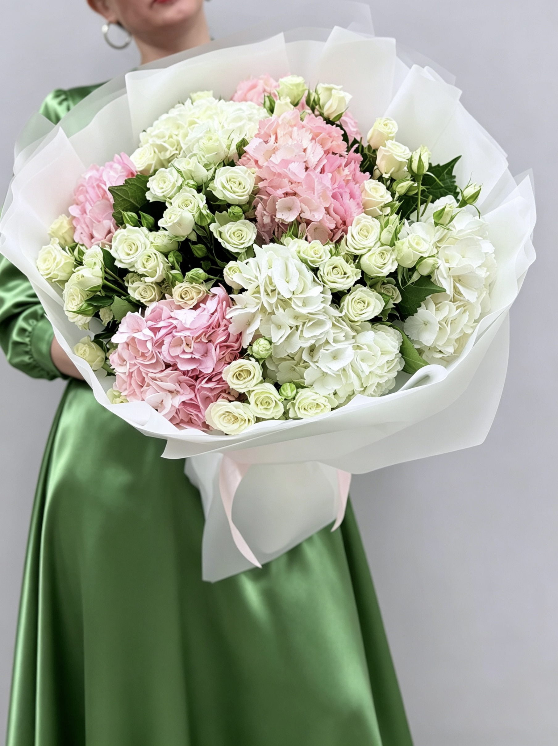 Кустовая белая роза Мики Вей