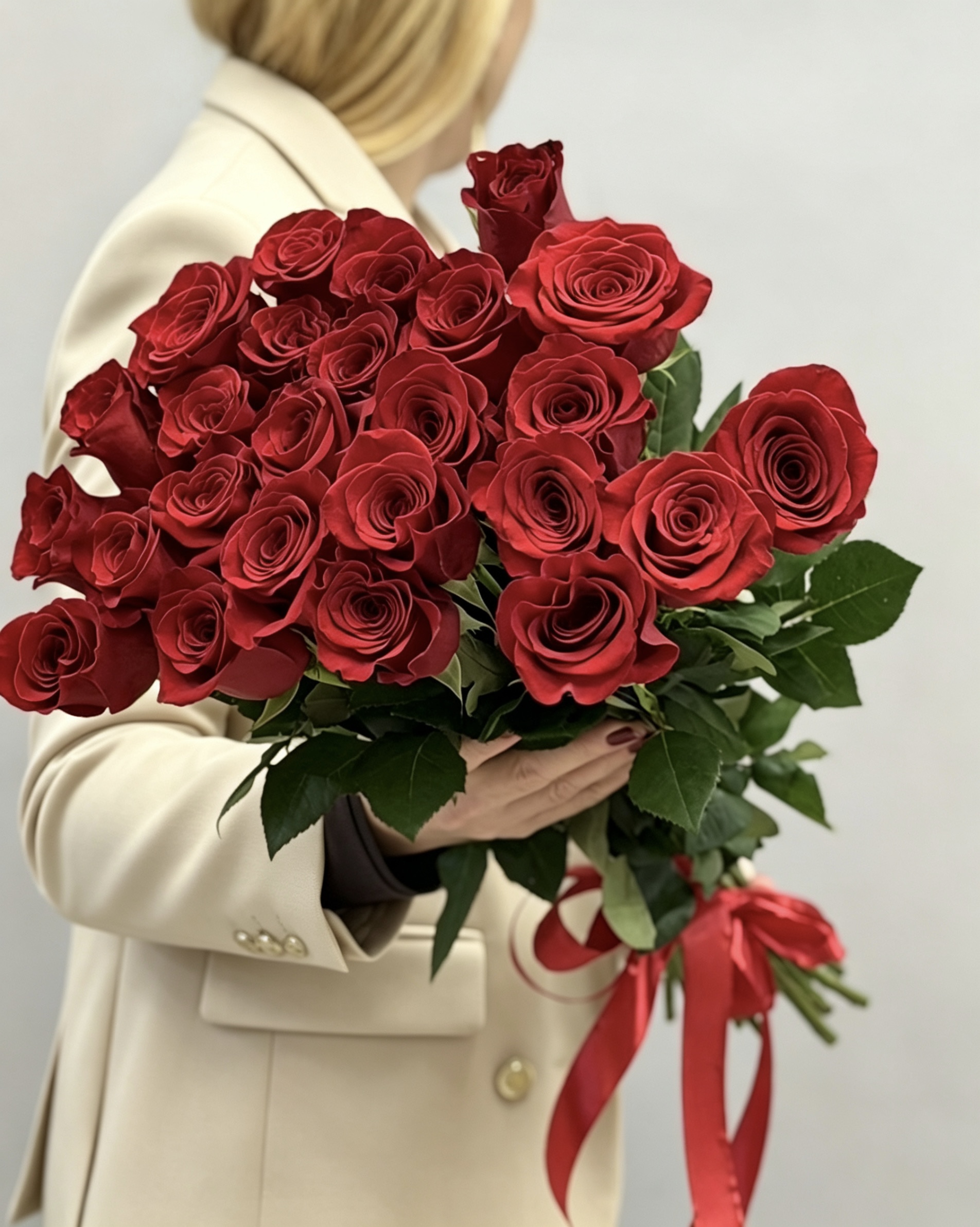 Букет 25 красных роз Freedom 60 см